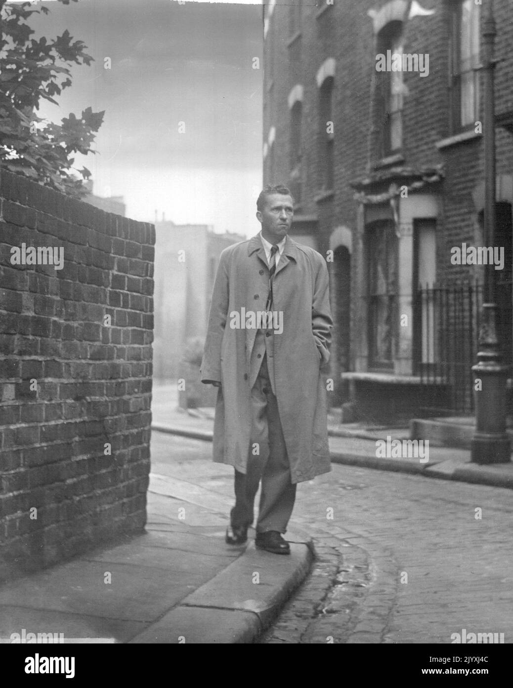 Sprod findet Inspiration in Londoner Slums. Sprod läuft gerne in Londoner Slums, um seine Inspiration zu finden. 21. Oktober 1953. (Foto von Ross Freeman/Fairfax Media). Stockfoto