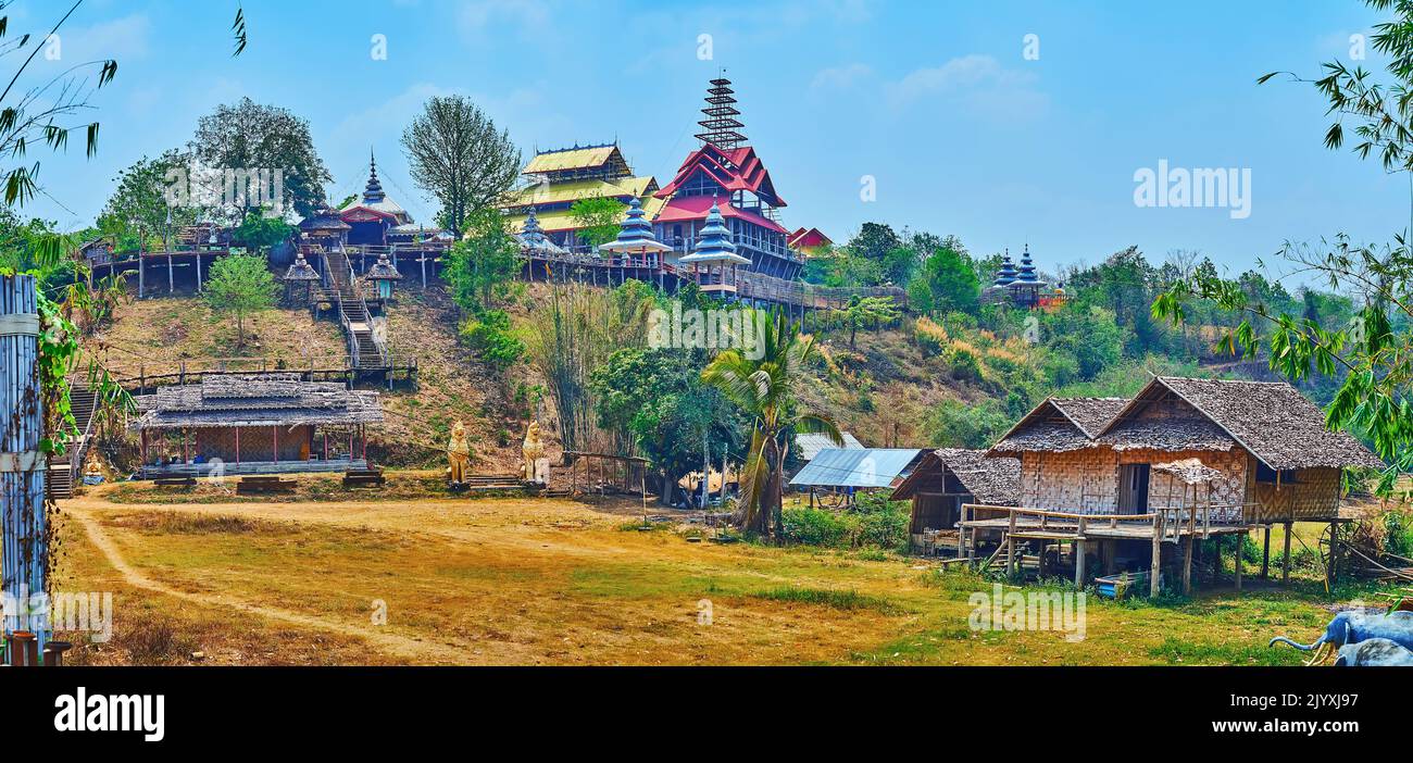 Das kleine Stelzendorf am Fuße des Hügels und der Wat Tham Poo Sa Ma Tempel auf dem Hügel, Mae Hong Son Vorort, Thailand Stockfoto