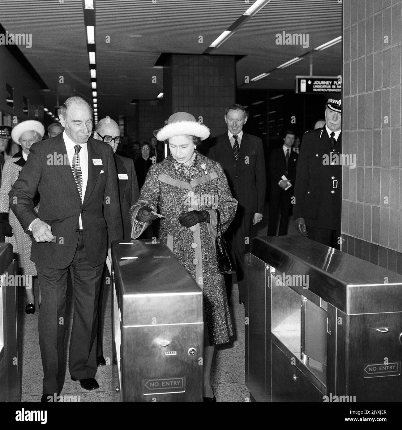Foto der Datei vom 16/12/1977 von Queen Elizabeth II am Londoner Hauptbahnhof Heathrow, wo sie offiziell die Erweiterung der £30 Millionen Piccadilly Line eröffnete, die den Flughafen Heathrow mit dem U-Bahn-System der Hauptstadt verbindet. Beim Silberjubiläum der Königin von 1977 feierten Millionen ihre Herrschaft auf Straßenfesten im ganzen Land, und die Zuneigung, die die Menge zeigte, war sogar für die Königin eine Überraschung. Ausgabedatum: Donnerstag, 8. September 2022. Stockfoto