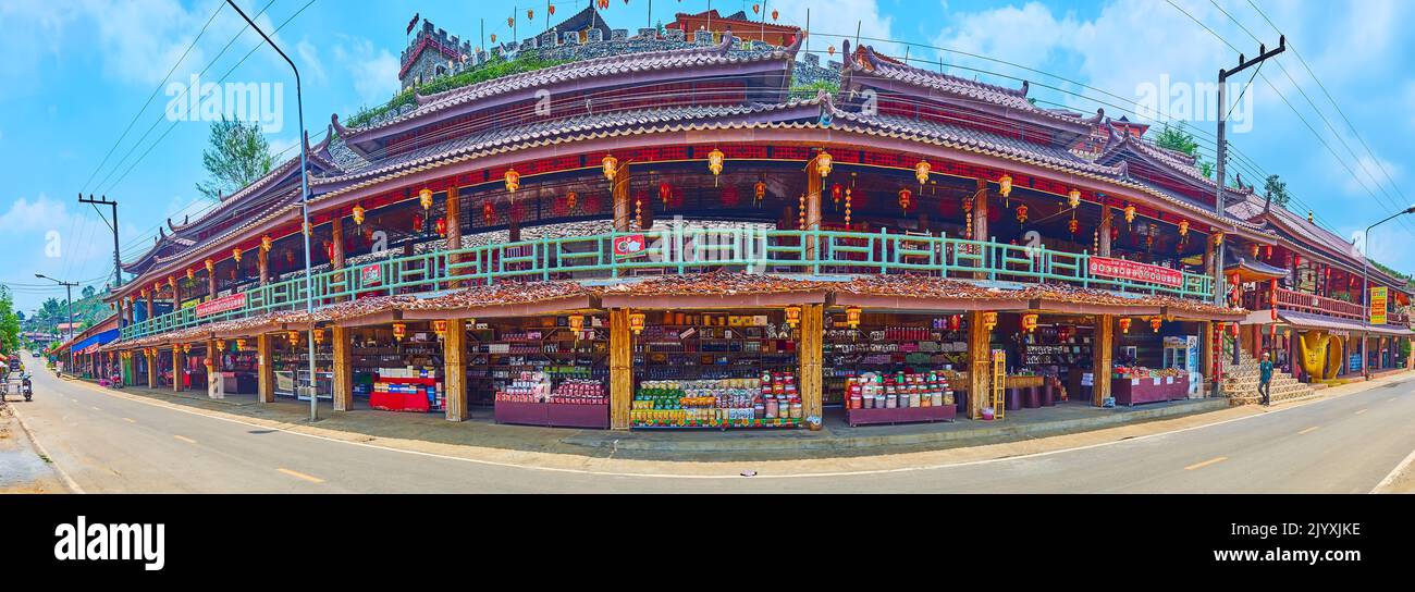 BAN RAK THAI, THAILAND - 6. MAI 2019: Panorama des Teemarktes mit kleinen Ständen und Tischen zur Teeverkostung, dekoriert mit farbigen chinesischen Laternen Stockfoto