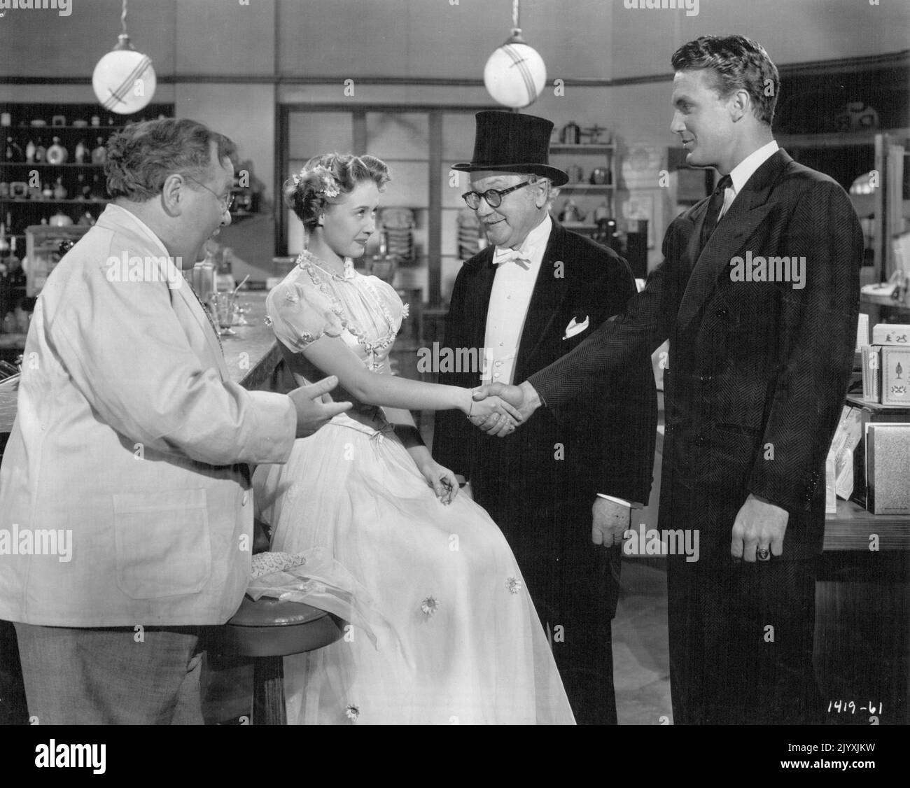 Treffen Sie sich mit Judy für Spaß, Romantik und Musik... Metro Goldwyn-Mayers Technicolor-Komödie mit Wallace Beery, Jane Powell, Elizabeth Taylor, Carmen Miranda, Robert Stack, Scotty Beckett und Xavier Cugat, ist die Geschichte von zwei Mädchen, ihre Dates, ihre Familien, ihre Probleme, ihren Spaß, Und ihre Romanzen. Regie führte Richard Thorpe, produziert von Joe Pasternak und für die ganze Familie bestimmt. Aber sie hatte nicht mit 'Gramps' (George Cleveland) gerechnet. Camps zieht Hut und Schwanz an und beschließt, Janie selbst zu nehmen. Aber ihr Freund, der Besitzer der Drogerie (Lloyd Corrigan), ist anwesend Stockfoto