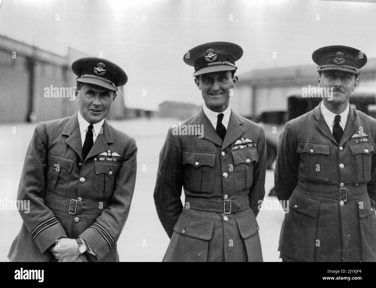 Der Geschwindigkeitsrekord der neuen Welt - die Männer, die gestern für den Triumph Großbritanniens verantwortlich waren, (von links nach rechts) ... Flt. LT Boothman, Squadron-Leader Orlebar und Flight-LT Sainforth. Riesige Menschenmengen erlebten gestern den doppelten Triumph Großbritanniens über den Solent (Sept L 13., S. 28. Oktober 1931. (Foto von Daily Mirror Photograph). Stockfoto