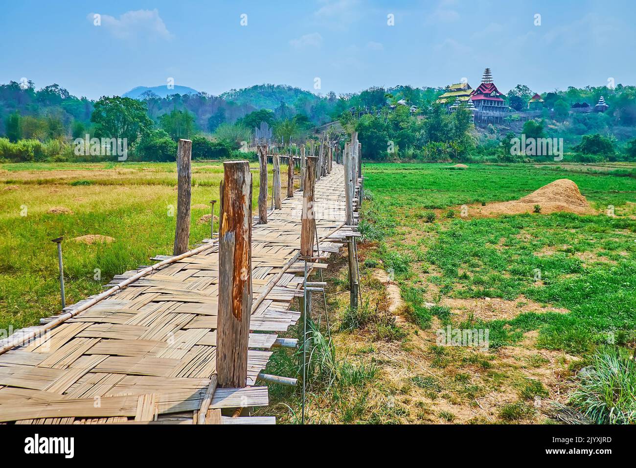 Die malerische Bambusbrücke Su Tong Pae inmitten der grünen landwirtschaftlichen Flächen, Mae Hong Son Vorort, Thailand Stockfoto