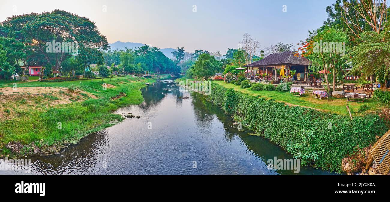 Genießen Sie die Natur des Pai Bergresort, zu Fuß am Pai Fluss mit schönen Ufern, mit viel Grün bedeckt, Thailand Stockfoto