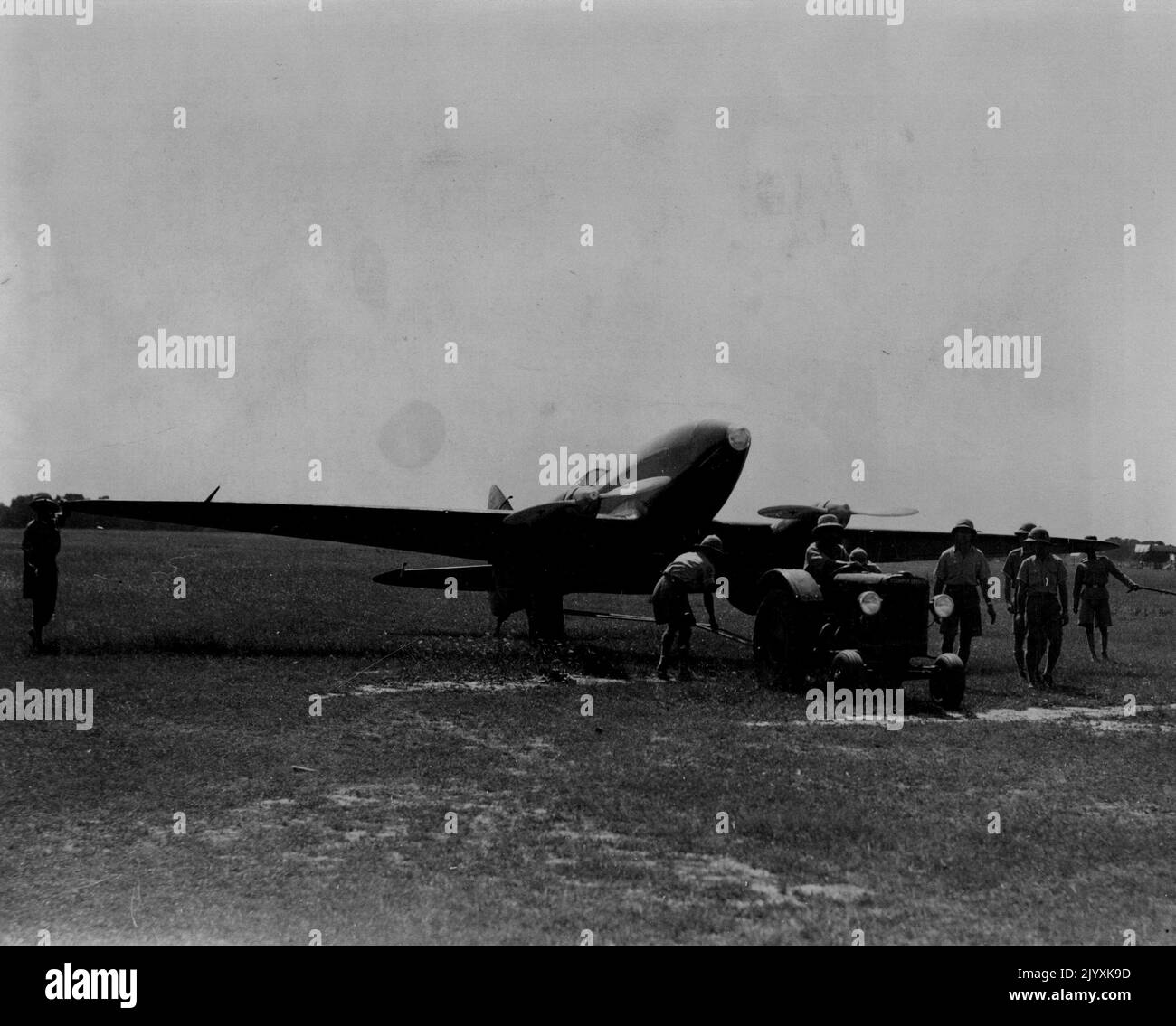 Erste Bilder vom Flugzeug der Mollison in Allahabad. Das Flugzeug der Mollison 'Black Magic' wird nach der Landung mit einem Motor ***** in den Flugplatz von Allahabad geschleppt Aktion. 2. Oktober 1934. (Foto von Keystone). Stockfoto