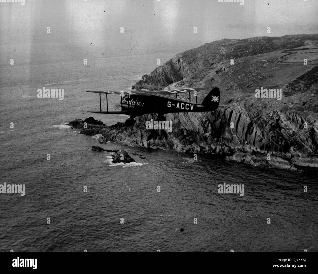 Der Mollison Flight - Luftaufnahmen als 'Seafaber' Irland durchquert -- der Seafarer vorbei an Toe Head, Co. Cork. Eine Serie von Luftaufnahmen aus einem begleitenden Flugzeug, die 'Seafarer' mit Mr. Und Mrs. J.A. zeigen Mollison im Ausland, vorbei an der irischen Küste auf dem Weg nach Amerika, über den Atlantik. Sie schafften es, die Kreuzung zu überqueren, stürzten aber leider am Bridgeport Connecticut ab. Beide befinden sich jetzt im Krankenhaus. 25. Juli 1933. (Foto von Associated Press Photo). Stockfoto