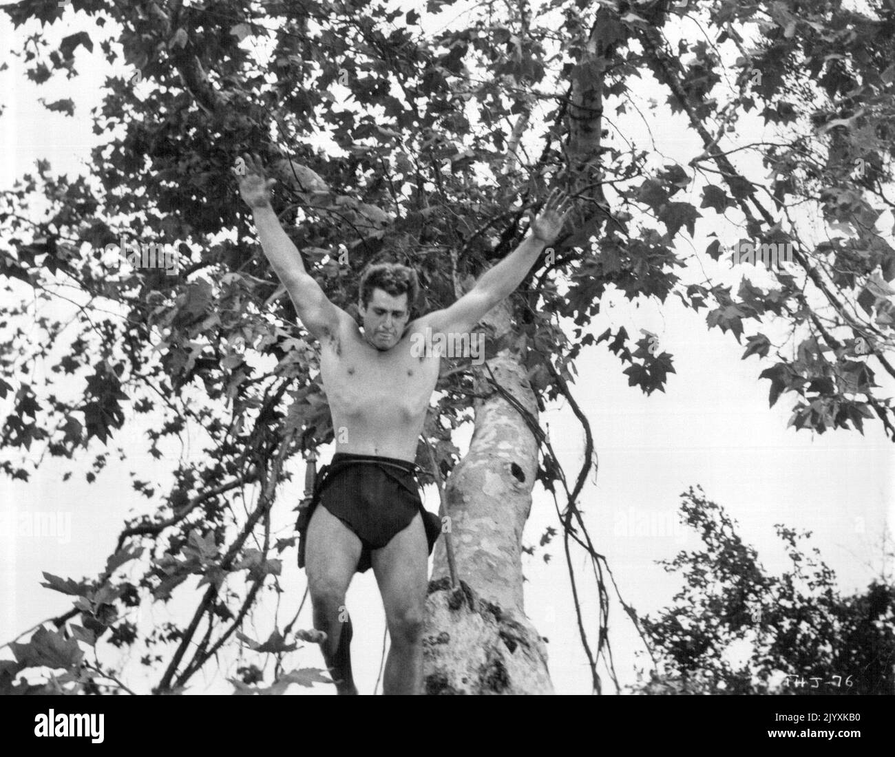 Gordon Scott wird zum elften Tarzan in der Geschichte der berühmten Dschungelabenteuer. „Tarzan's Hidden Jungle“ basiert auf einer Figur von Edgar Ris Burroughs und ist das neueste Bild, das sich der langen Reihe seiner actiongeladenen Vorgänger anschließt. Das Bild wurde von Sol Lesser produziert und wird von RKO Radio vertrieben. 14. Oktober 1955. Stockfoto