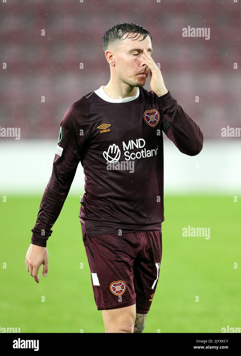 Barrie McKay von Heart of Midlothian scheint nach dem Spiel der UEFA Europa Conference League Group A im Tynecastle Park, Edinburgh, niedergeschlagen zu sein. Bilddatum: Donnerstag, 8. September 2022. Stockfoto