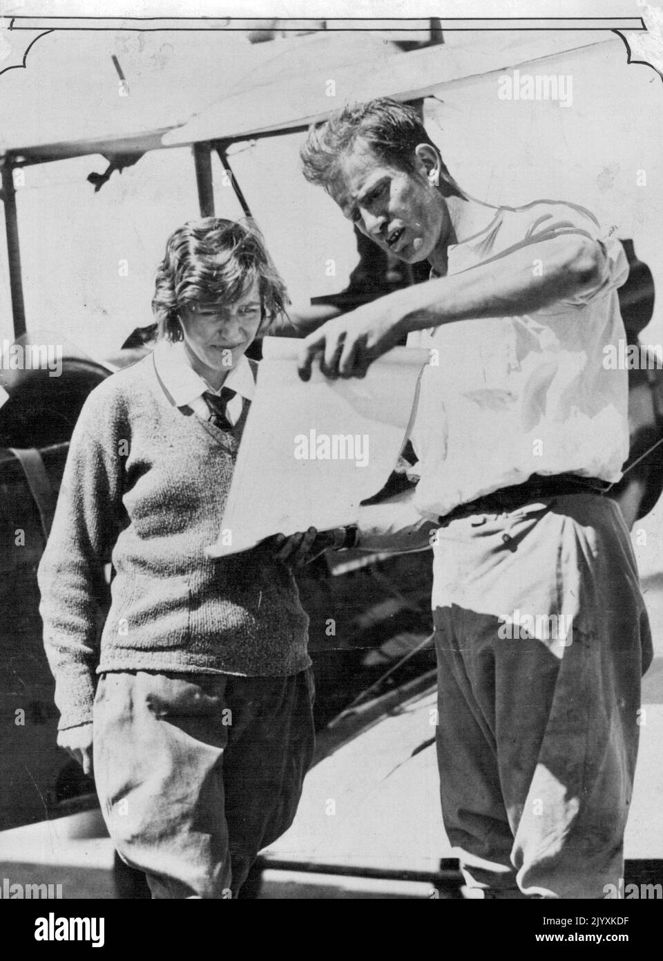 Zwei berühmte Air Voyagers - Mr. C.W.A. Scott, die schneidigen Piloten aus Queensland, die sich auf seinem Rekordflug aus England schnell Australien nähern und mit Amy Johnson über Routen auf einer ihrer nördlichen Etappen sprechen. 10. April 1931. Stockfoto