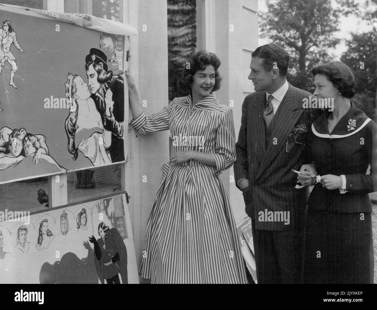 Sir Laurence sieht die Plakate -- die Künstlerin Molly Bishop (links) zeigt Sir Laurence Olivier und Vivien Leigh (Lady Olivier) ihre Entwürfe für Plakate für "Richard III." von London Films. In ihrer endgültigen Form werden die Plakate den Namen von Sir Laurence prominent tragen, da er in diesem neuen britischen Film, der im Herbst in London Premiere haben wird, Regie geführt und die Titelrolle gespielt hat. Im Privatleben ist Molly Bishop Lady George Scott, deren Ehemann ein Bruder der Herzogin von Gloucester ist. Sie besuchte die Oliviers in ihrem Landhaus in der Nähe von Stratford-on-Avon, wo sie beide sind Stockfoto