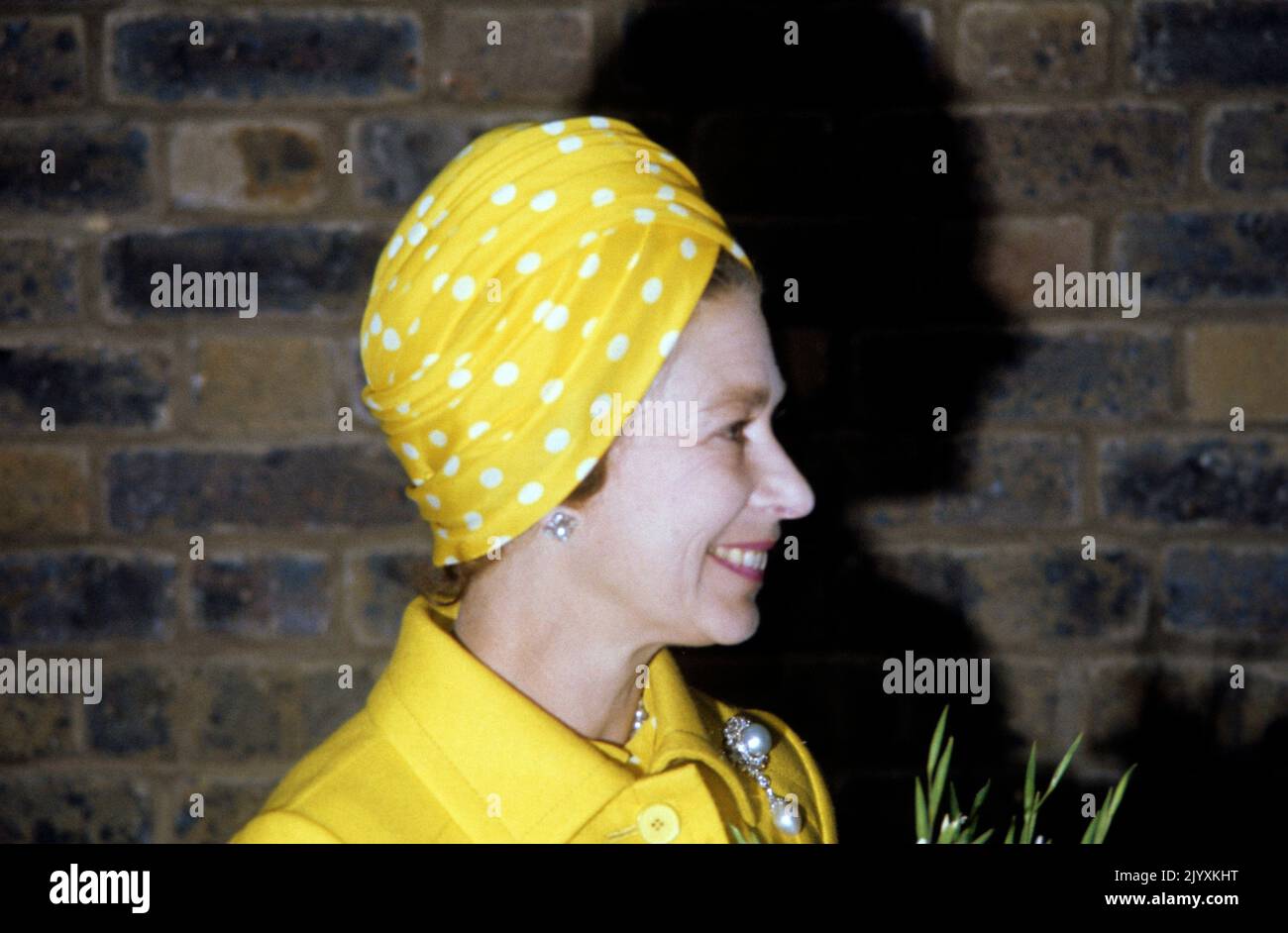 DateiFoto vom 9/6/1977 von Queen Elizabeth II trägt einen PolkaDot