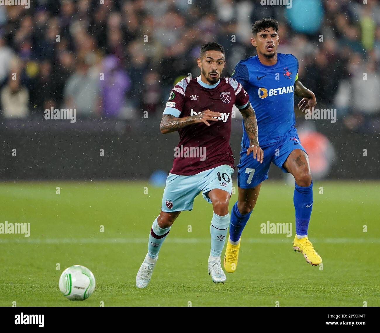 Manuel Lanzini (links) von West Ham United und Florinel Coman von FCSB in Aktion während des UEFA Europa Conference League-Spiels der Gruppe B im Londoner Stadion. Bilddatum: Donnerstag, 8. September 2022. Stockfoto