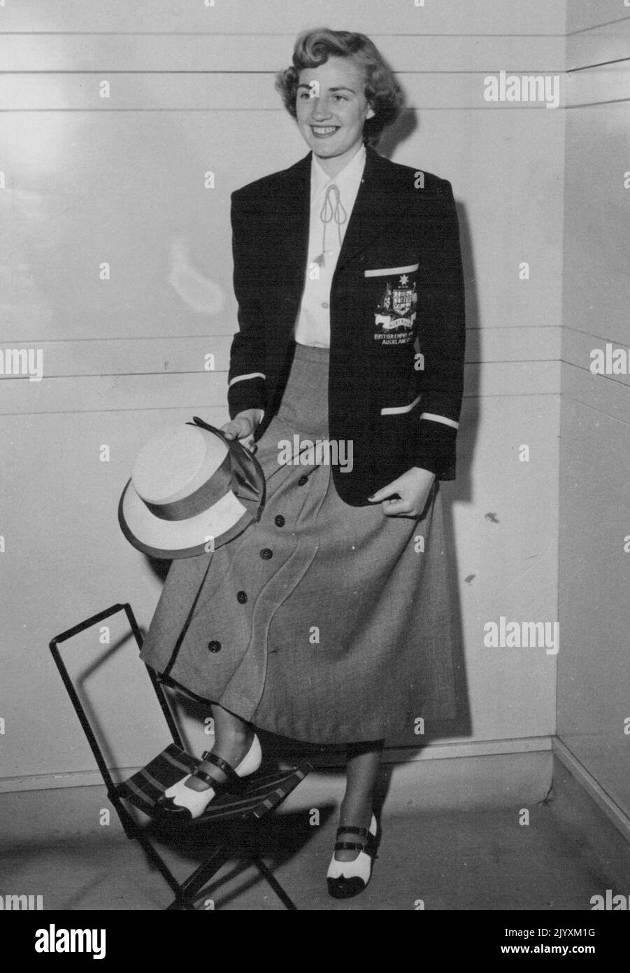 Das Street Kostüm, das von den Frauen des Australian Empire Games Teams getragen wird, wurde hier von Dooreen Horper, von David Jones Ltd., Designern und Herstellern des Kostüms, modelliert. Es besteht aus grauem Rock, grünem australischen Blazer, weißer Leinenbluse mit einer wattle grünen Krawatte mit Schuhspitze und Stroh-Hot-getrimmt in Grün. 11. Dezember 1949. Stockfoto
