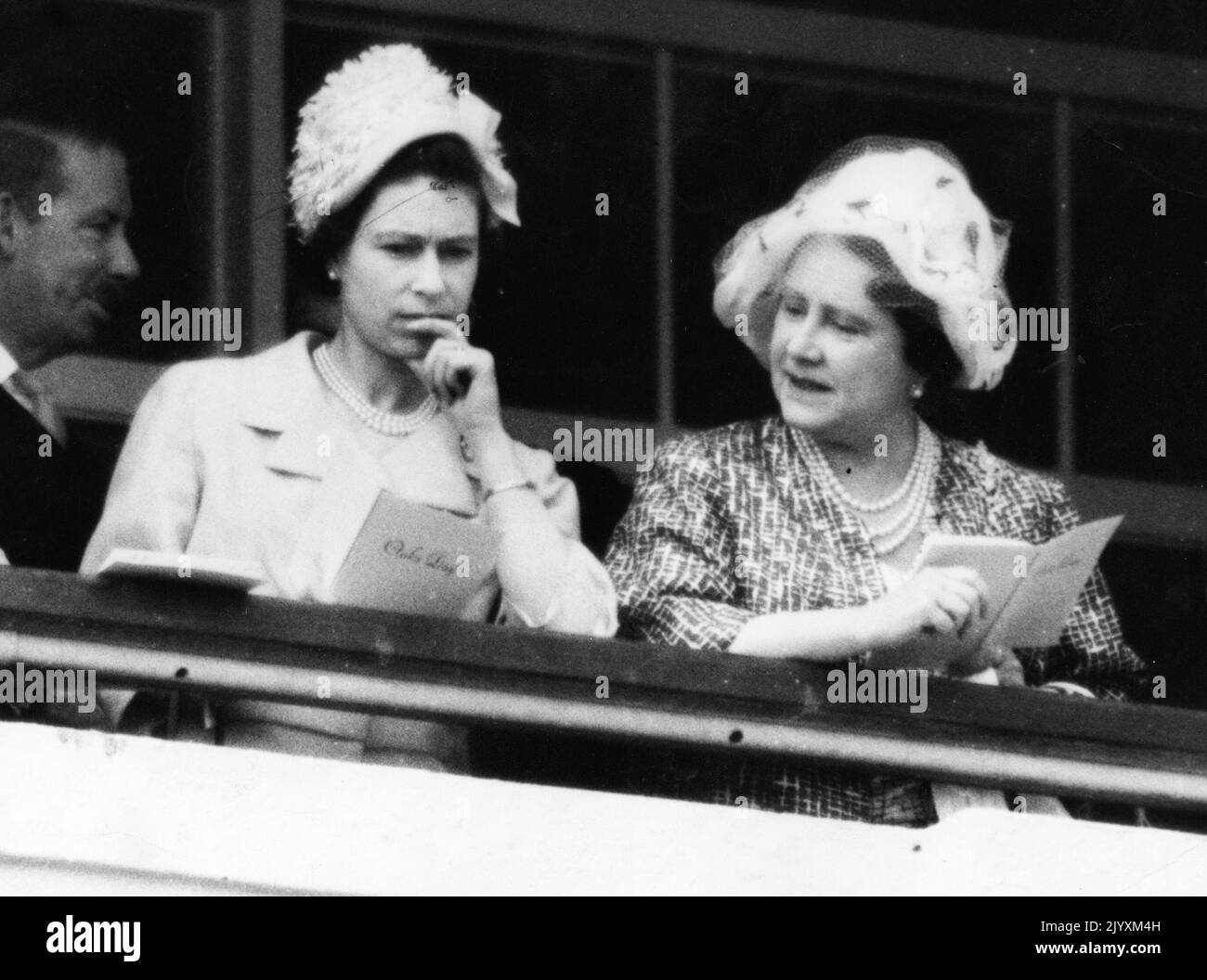 Datei-Foto vom 2/6/1961 von Queen Elizabeth II und der Queen Mother, die am Oaks Day in Epsom, Surrey, Rennkarten in der Royal Box studieren. Sie sahen den Eintrag der Königin "Highlight", beenden unplatziert. Die Beziehung der Königin zu ihrer Mutter trug zur Mode der Monarchie bei, und obwohl sie durch ihren Tod verwüstet war, erkannten Freunde, dass die Königin in den folgenden Jahren „zu ihrem eigenen kam“. Ausgabedatum: Donnerstag, 8. September 2022. Stockfoto