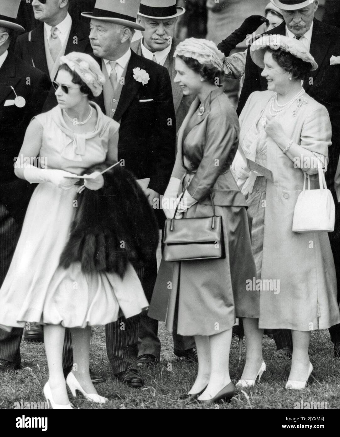 Datei-Foto vom 6/6/1958 von Prinzessin Margaret, Königin Elizabeth II, Königin Elizabeth, die Königin Mutter auf Epsom Rennbahn, für die Oaks Stakes. Die Beziehung der Königin zu ihrer Mutter trug zur Mode der Monarchie bei, und obwohl sie durch ihren Tod verwüstet war, erkannten Freunde, dass die Königin in den folgenden Jahren „zu ihrem eigenen kam“. Ausgabedatum: Donnerstag, 8. September 2022. Stockfoto