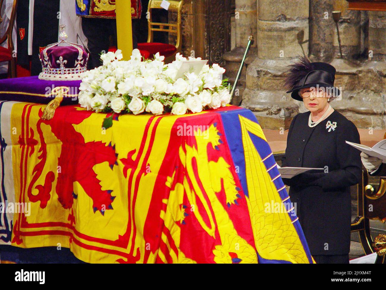 Aktenfoto vom 9/4/2002 von Königin Elizabeth II., die während des Trauergottesdienstes von Königin Elizabeth, der Königin Mutter, in der Westminster Abbey stand. Die Beziehung der Königin zu ihrer Mutter trug zur Mode der Monarchie bei, und obwohl sie durch ihren Tod verwüstet war, erkannten Freunde, dass die Königin in den folgenden Jahren „zu ihrem eigenen kam“. Ausgabedatum: Donnerstag, 8. September 2022. Stockfoto
