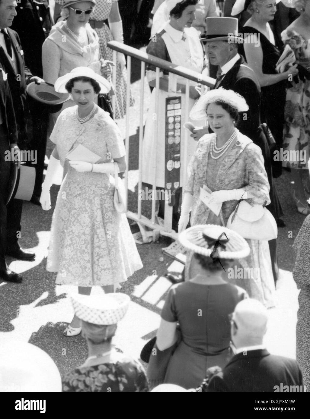 Aktenfoto vom 16/6/1959 von Königin Elizabeth II. Und der Queen Mother im Fahrerlager von Royal Ascot. Die Beziehung der Königin zu ihrer Mutter trug zur Mode der Monarchie bei, und obwohl sie durch ihren Tod verwüstet war, erkannten Freunde, dass die Königin in den folgenden Jahren „zu ihrem eigenen kam“. Ausgabedatum: Donnerstag, 8. September 2022. Stockfoto