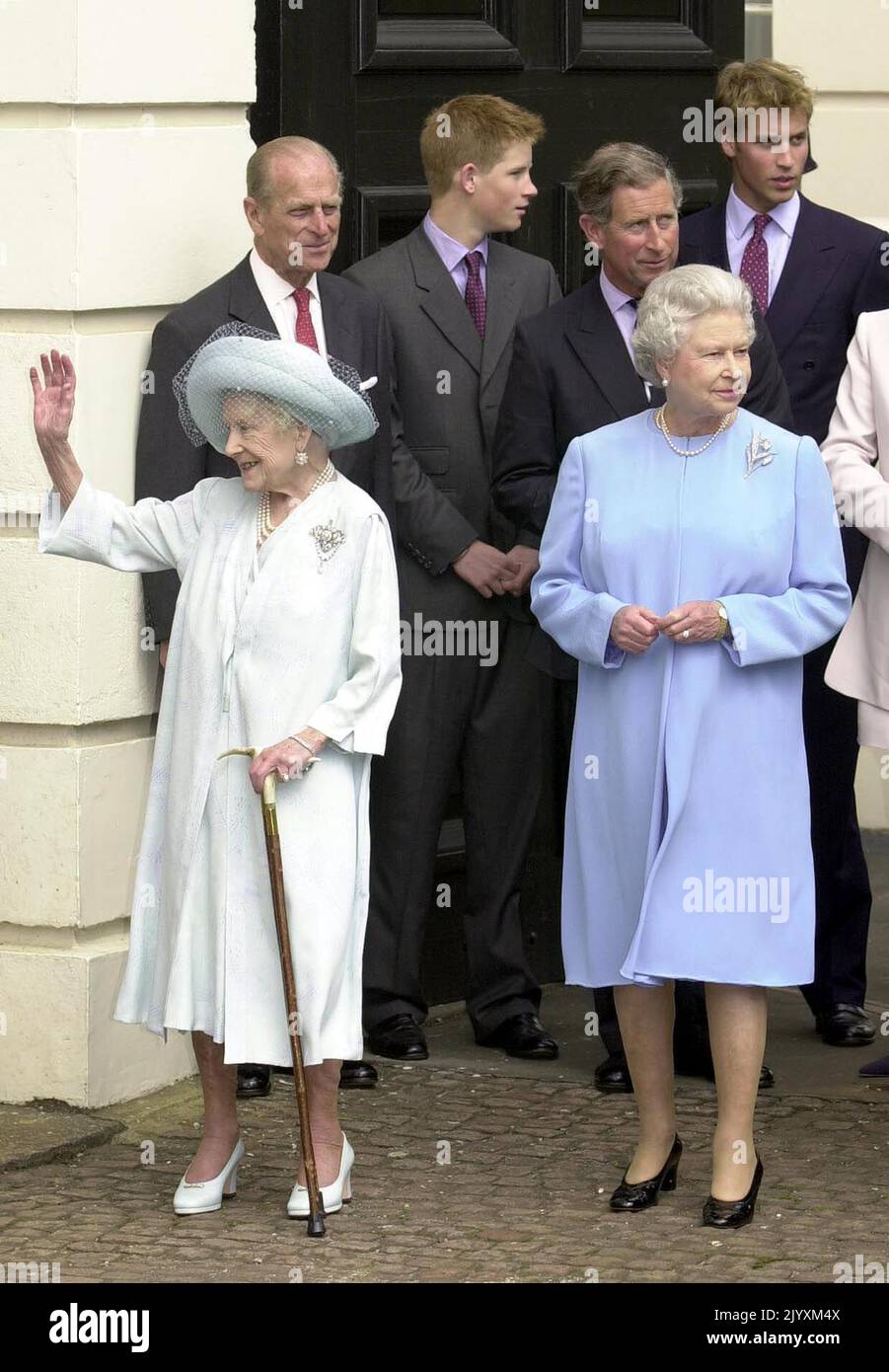 Datei-Foto vom 4/8/2001 von Queen Elizabeth, der Queen Mother mit Queen Elizabeth II und anderen Mitgliedern der Royal Family vor dem Clarence House, London, am Tag ihres 101.. Geburtstages. Die Beziehung der Königin zu ihrer Mutter trug zur Mode der Monarchie bei, und obwohl sie durch ihren Tod verwüstet war, erkannten Freunde, dass die Königin in den folgenden Jahren „zu ihrem eigenen kam“. Ausgabedatum: Donnerstag, 8. September 2022. Stockfoto