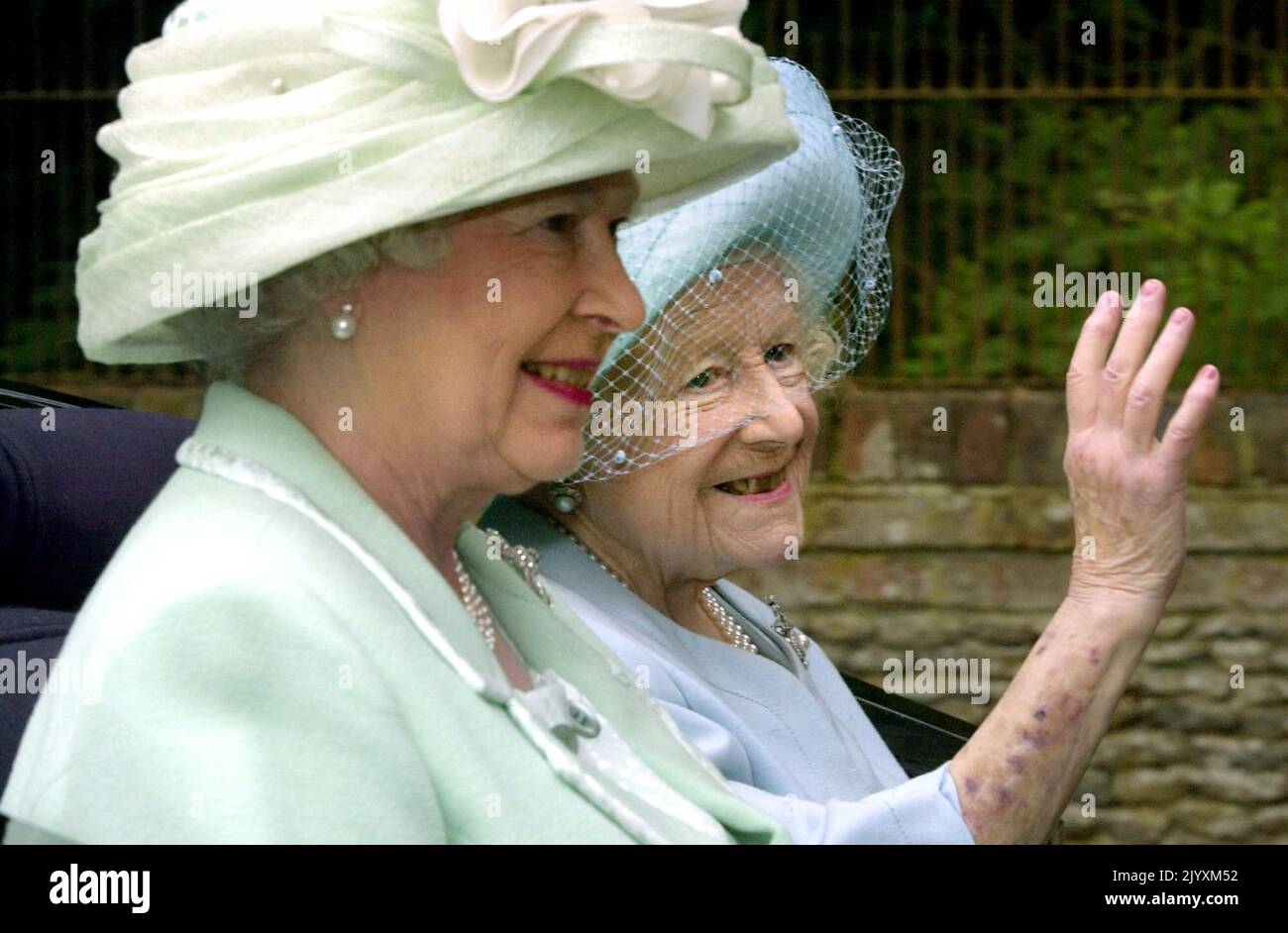 Aktenfoto vom 22/7/2001 von Queen Elizabeth II. Und der Queen Mother, das die Glückwünsche begrüßt, als sie die Kirche in Sandringham in einer Pferdekutsche mit offenem Oberdach verlassen. Die Beziehung der Königin zu ihrer Mutter trug zur Mode der Monarchie bei, und obwohl sie durch ihren Tod verwüstet war, erkannten Freunde, dass die Königin in den folgenden Jahren „zu ihrem eigenen kam“. Ausgabedatum: Donnerstag, 8. September 2022. Stockfoto