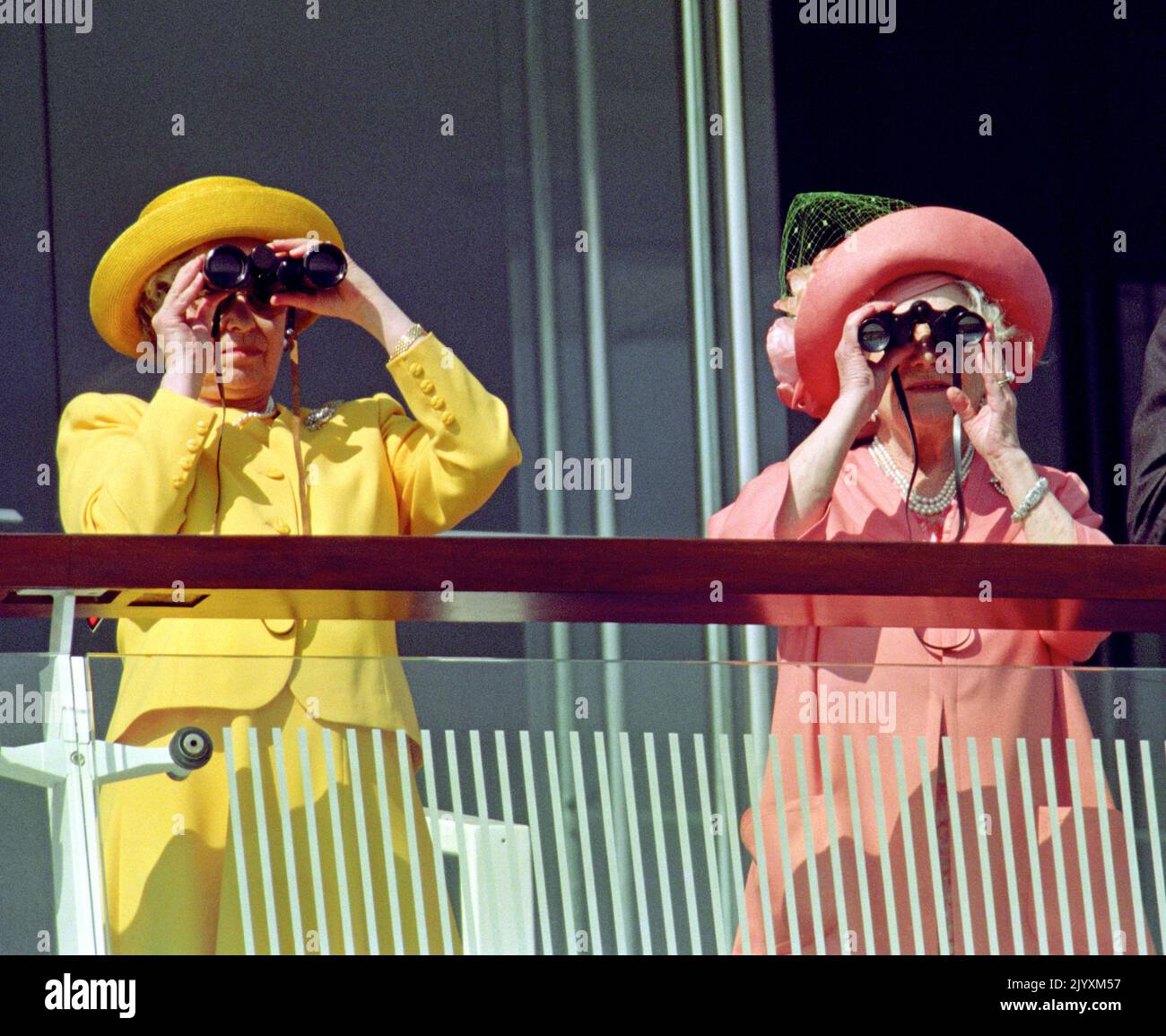 Datei-Foto vom 1/6/1994 von Queen Elizabeth II und Queen Elizabeth, die Königin Mutter, beobachten das Derby in Epsom. Die Beziehung der Königin zu ihrer Mutter trug zur Mode der Monarchie bei, und obwohl sie durch ihren Tod verwüstet war, erkannten Freunde, dass die Königin in den folgenden Jahren „zu ihrem eigenen kam“. Ausgabedatum: Donnerstag, 8. September 2022. Stockfoto