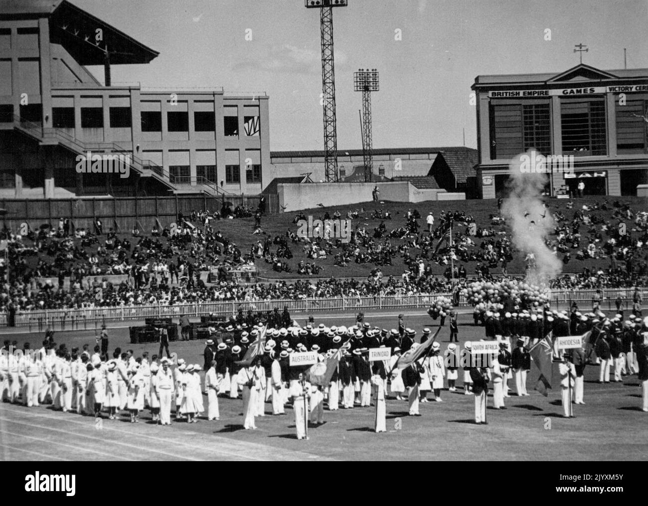 Empire Games im Sydney Cricket Ground eine beeindruckende Szene vor der Eröffnung des ****, als sich Athleten aus dem ganzen britischen Empire vor dem offiziellen Podium versammelten, um die Botschaft des Königs vom Covernor von New South Wales und Wakehurst zu hören und den Schwur des Tourismus zu übernehmen. 18. Juli 1938. Stockfoto