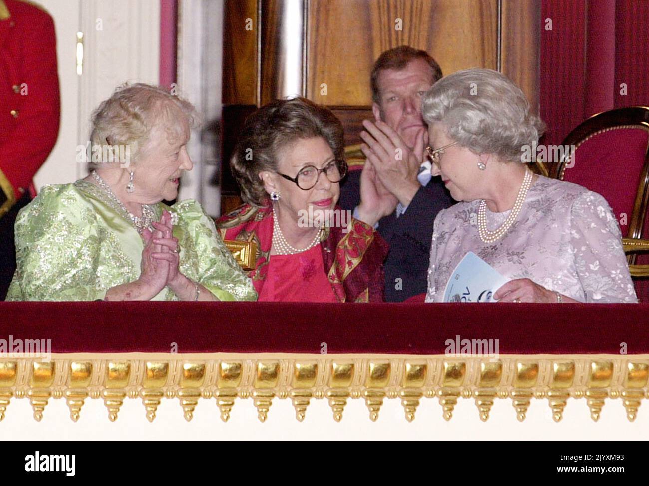 Datei-Foto vom 4/8/2000 der Queen Mother (links) anlässlich ihres 100.. Geburtstages beim Ballett, wo sie von ihren Töchtern Queen Elizabeth II. (Rechts) und Prinzessin Margaret in der Royal Box begleitet wurde. Die Beziehung der Königin zu ihrer Mutter trug zur Mode der Monarchie bei, und obwohl sie durch ihren Tod verwüstet war, erkannten Freunde, dass die Königin in den folgenden Jahren „zu ihrem eigenen kam“. Ausgabedatum: Donnerstag, 8. September 2022. Stockfoto