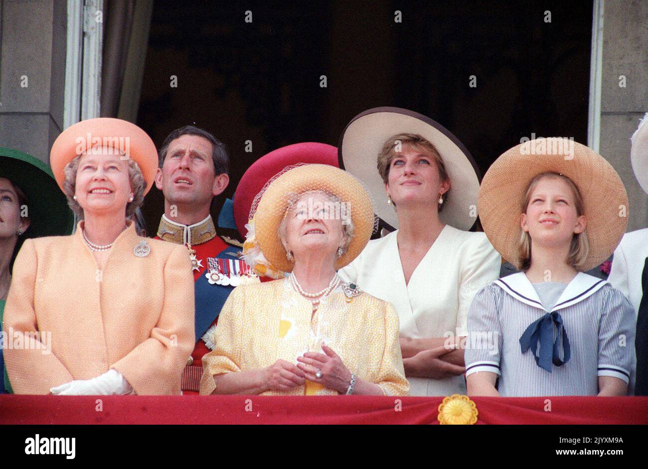 Datei-Foto vom 13/6/1992 von vier Generationen der königlichen Familie, Königin Elizabeth II, der Prinz von Wales, Königin Elizabeth, die Königin Mutter, die Prinzessin von Wales und Lady Gabriella Windsor, Tochter des Prinzen und Prinzessin Michael von Kent. Die Beziehung der Königin zu ihrer Mutter trug zur Mode der Monarchie bei, und obwohl sie durch ihren Tod verwüstet war, erkannten Freunde, dass die Königin in den folgenden Jahren „zu ihrem eigenen kam“. Ausgabedatum: Donnerstag, 8. September 2022. Stockfoto