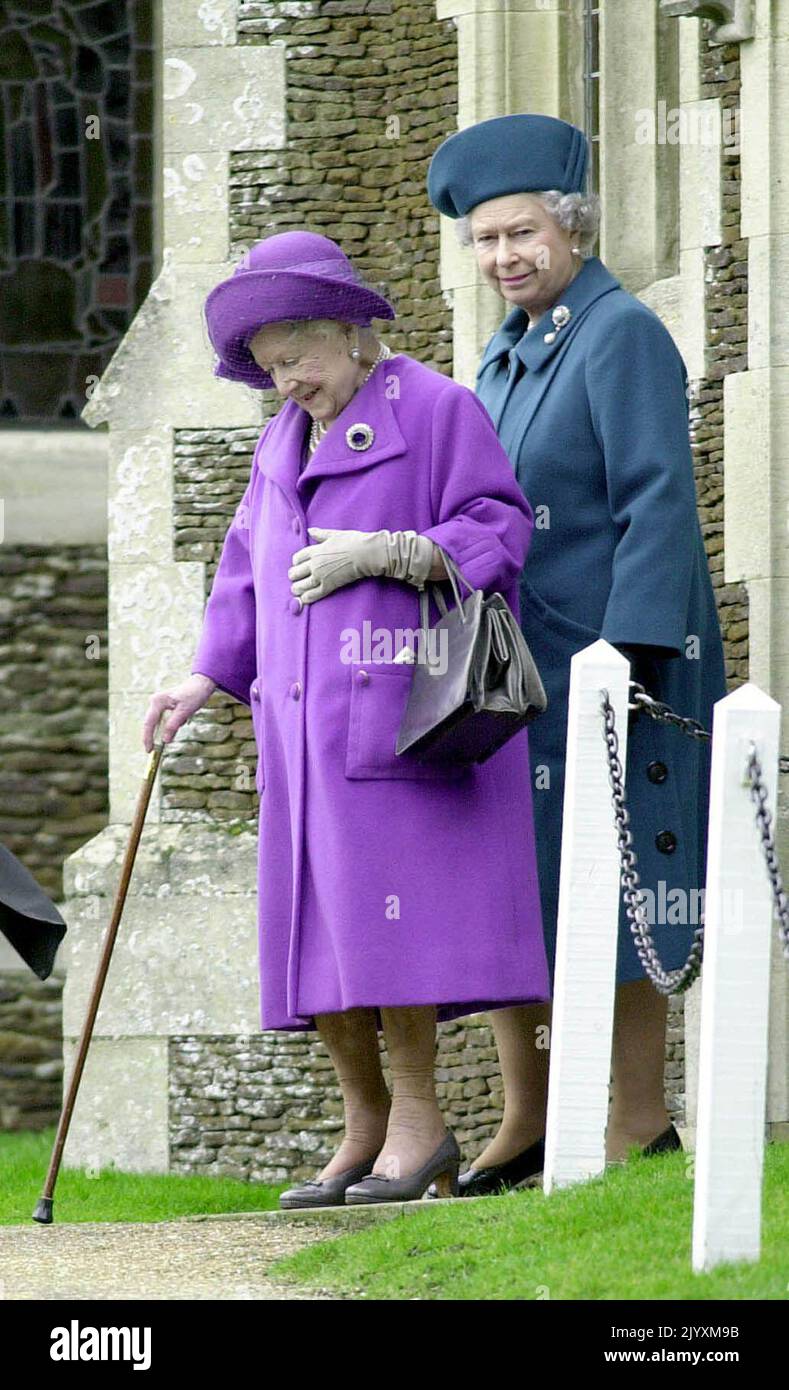 Datei-Foto vom 25/12/1999 von Queen Elizabeth II (rechts) und der Queen Mother, die die Sandringham Pfarrkirche nach dem traditionellen Weihnachtsgottesdienst verlassen hat. Die Beziehung der Königin zu ihrer Mutter trug zur Mode der Monarchie bei, und obwohl sie durch ihren Tod verwüstet war, erkannten Freunde, dass die Königin in den folgenden Jahren „zu ihrem eigenen kam“. Ausgabedatum: Donnerstag, 8. September 2022. Stockfoto