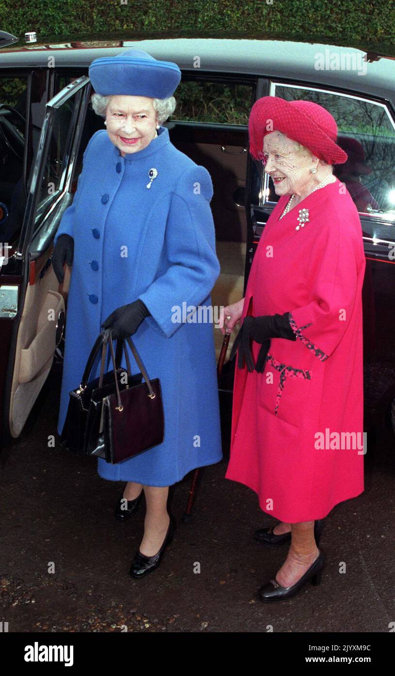 Undated file photo of Queen Elizabeth II and Queen Elizabeth, the Queen Mother, arriving at the Church in Flitcham, near Sandringham, Norfolk, where they avite morning Service. Die Beziehung der Königin zu ihrer Mutter trug zur Mode der Monarchie bei, und obwohl sie durch ihren Tod verwüstet war, erkannten Freunde, dass die Königin in den folgenden Jahren „zu ihrem eigenen kam“. Ausgabedatum: Donnerstag, 8. September 2022. Stockfoto