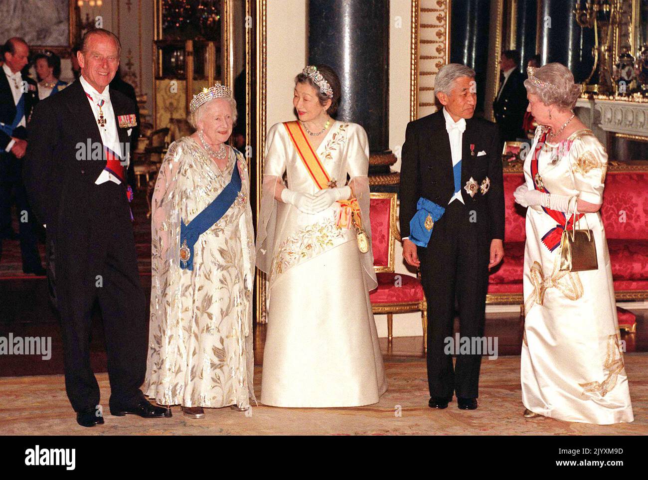 Datei-Foto vom 26/5/1998 von Queen Elizabeth II (rechts) und dem japanischen Kaiser Akihito (zweite rechts), seiner Frau Kaiserin Michiko (Mitte), dem Herzog von Edinburgh (links) und Queen Elizabeth, der Queen Mother, die für Fotografen pausiert, als sie in der State Banquet Hall im Buckingham Palace ankommen. Die Beziehung der Königin zu ihrer Mutter trug zur Mode der Monarchie bei, und obwohl sie durch ihren Tod verwüstet war, erkannten Freunde, dass die Königin in den folgenden Jahren „zu ihrem eigenen kam“. Ausgabedatum: Donnerstag, 8. September 2022. Stockfoto