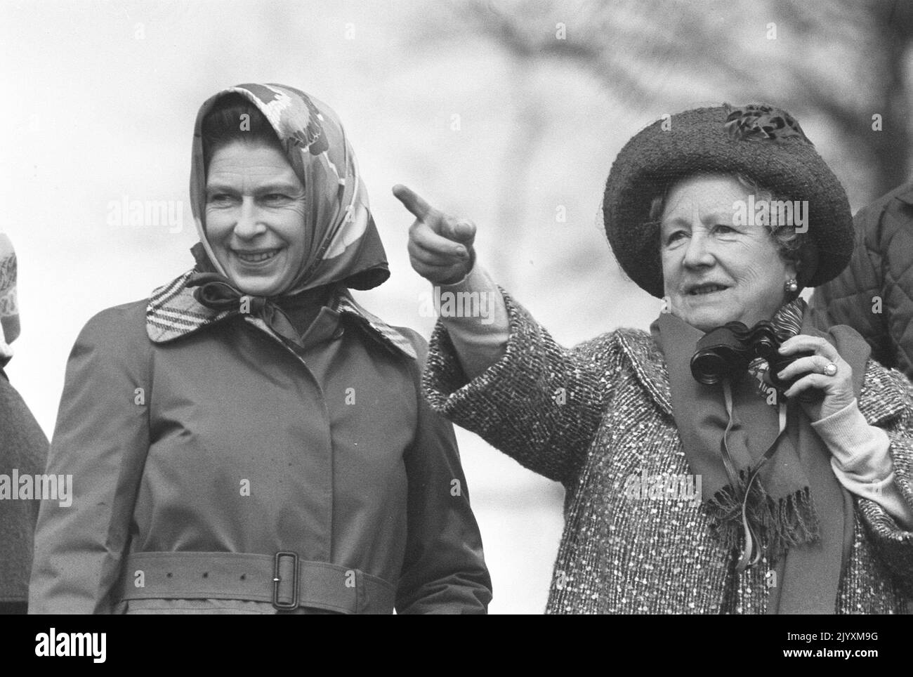 Datei-Foto vom 1/4/1978 der Queen Mother mit ihrer Tochter, Queen Elizabeth II bei den Badminton Horse Trials. Die Beziehung der Königin zu ihrer Mutter trug zur Mode der Monarchie bei, und obwohl sie durch ihren Tod verwüstet war, erkannten Freunde, dass die Königin in den folgenden Jahren „zu ihrem eigenen kam“. Ausgabedatum: Donnerstag, 8. September 2022. Stockfoto