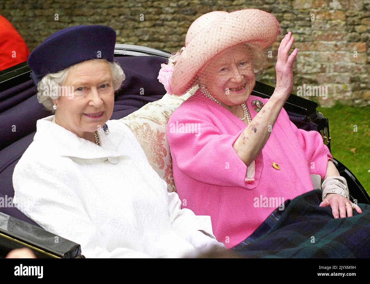 Datei-Foto vom 23/7/2000 von Queen Elizabeth II, links, und der Queen Elizabeth, der Queen Mother, die die Kirche mit einem Pferdewagen auf dem Sandringham Estate, Norfolk, verlässt. Die Beziehung der Königin zu ihrer Mutter trug zur Mode der Monarchie bei, und obwohl sie durch ihren Tod verwüstet war, erkannten Freunde, dass die Königin in den folgenden Jahren „zu ihrem eigenen kam“. Ausgabedatum: Donnerstag, 8. September 2022. Stockfoto