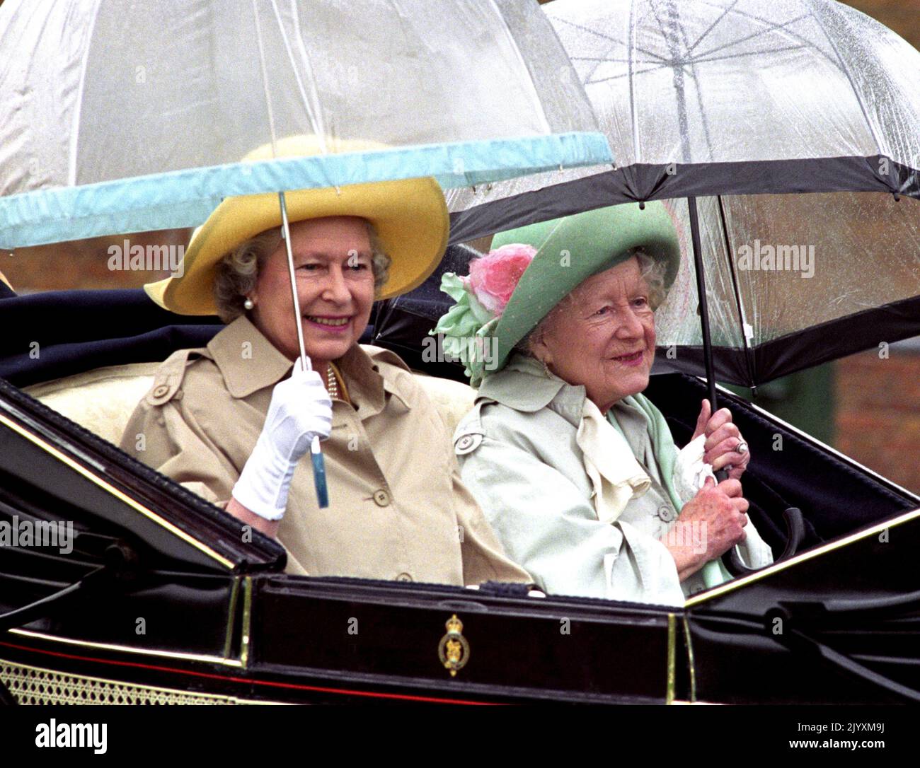 Datei-Foto vom 20/6/1997 von Queen Elizabeth II und der Queen Mother, die mit der Kutsche in Royal Ascot ankommen. Die Beziehung der Königin zu ihrer Mutter trug zur Mode der Monarchie bei, und obwohl sie durch ihren Tod verwüstet war, erkannten Freunde, dass die Königin in den folgenden Jahren „zu ihrem eigenen kam“. Ausgabedatum: Donnerstag, 8. September 2022. Stockfoto