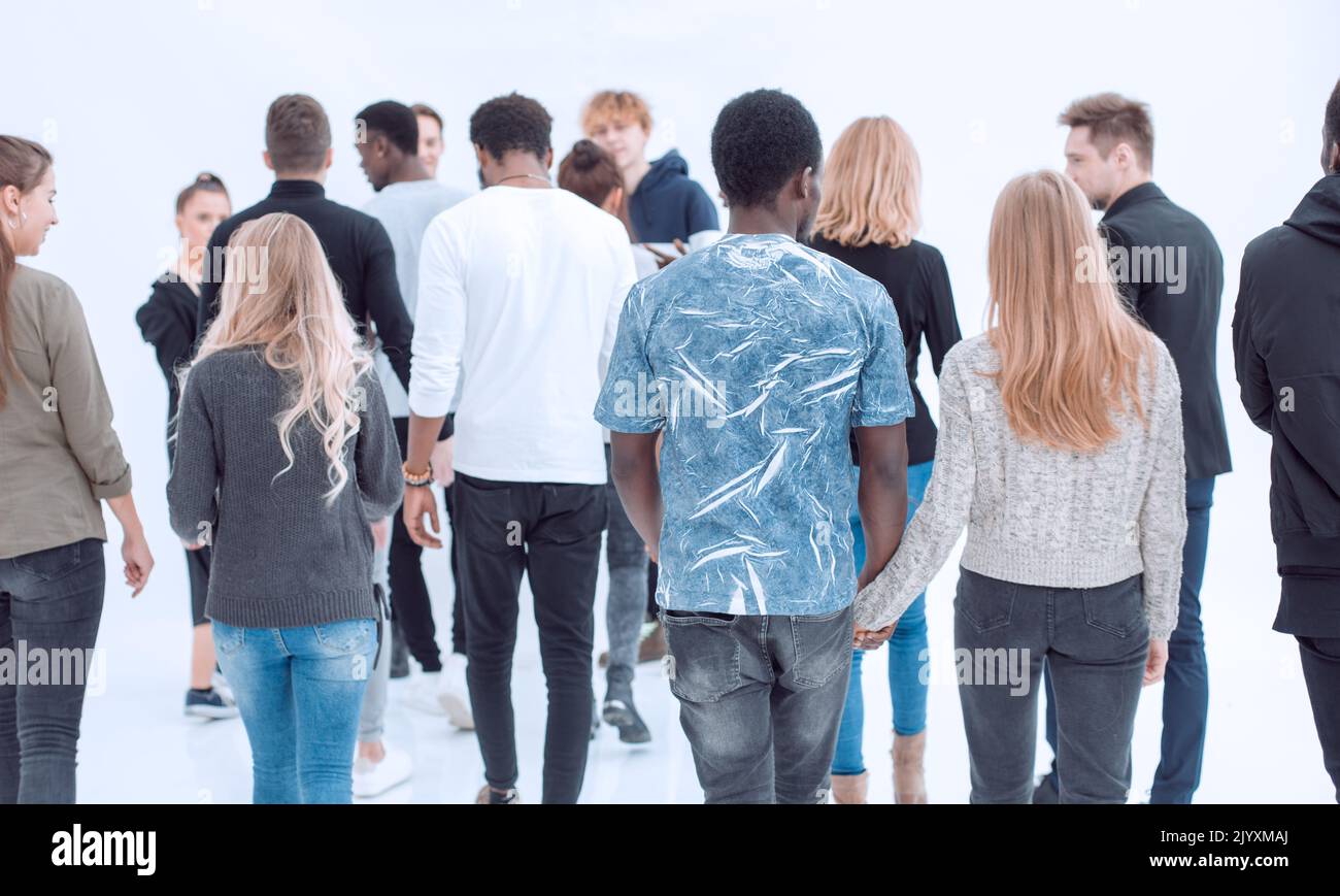 Eine Gruppe junger Menschen stehen mit dem Rücken und blicken in die Stockfoto