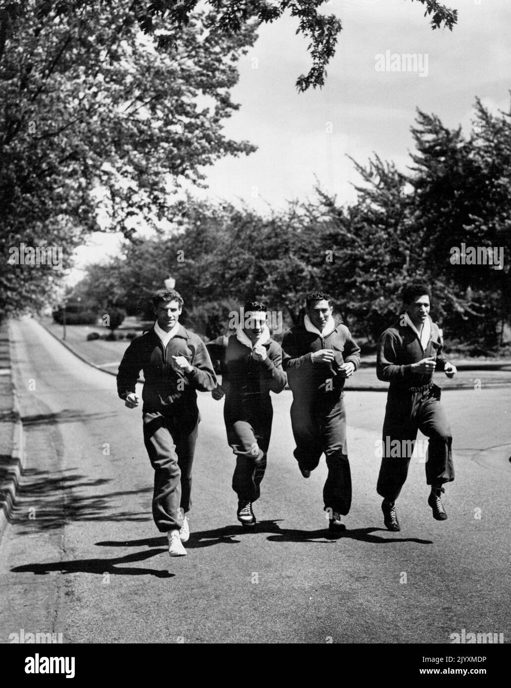 Roadwor das Gelände der University of British Columbia, in dem sich das Empire Village befindet, ist für das australische Boxteam Brian Cahill, Rod Litzow, Tommy Evans und des Duguid sehr angenehm. 12. August 1954. Stockfoto