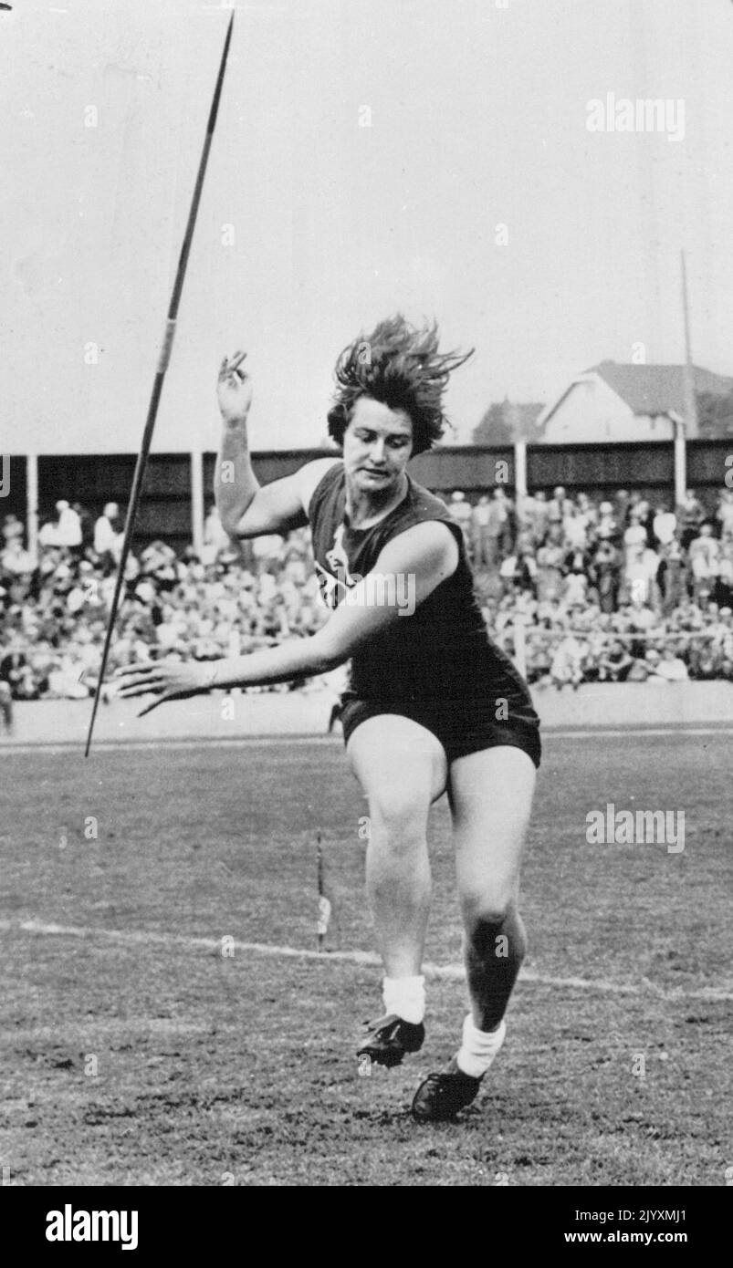 Achtung, Zuschauer! - Magdalena Cathrina Swanepoel aus Südafrika verliert ihr Gleichgewicht, ihre Haare fliegen hoch und der Speer wurde in die allgemeine Richtung ihrer Heimat geschleudert, als sie einen Versuch in den britischen Empire-Spielen heute vorwarf. Jedoch hob Miss Swanepoel den Stock 143 Fuß 9 1/2 Zoll in einem ihrer anderen Versuche, einen neuen B.E.G. Rekord. 05. August 1954. (Foto von AP Wirephoto) Stockfoto