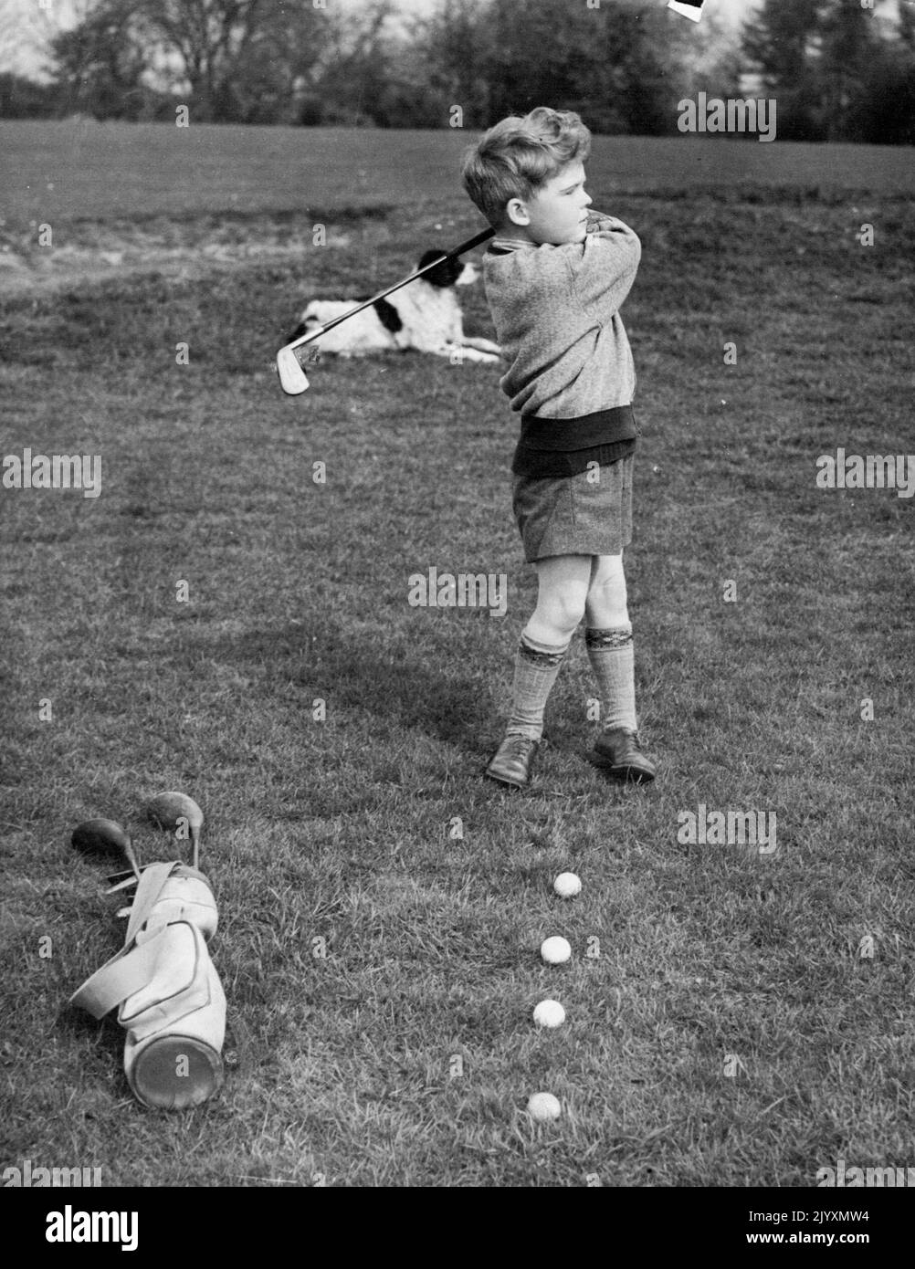 Der rothaarige, vierjährige Nichola Job zeigt seine Form im Wrotham Heath Golf Club, Kent (eng.). Nichols, Sohn des Golfprofis Len Job, begann mit zwei Jahren zu spielen und tritt bereits bei Juniorturnieren an. Golf auf ***** - Bereits ein Wettkampfgolfer bei ***** Die Altersjahre sind rothaarig ***** Das Bild zeigt eine Übungsrunde im Wrothen Heath Golf Club in der Nähe von Borough Green, Kent. Er tritt bei Juniorturnieren an, Micholas, Sohn des Golfprofis Len Job, begann mit zwei Jahren Golf zu spielen und benutzte einen Gehstock, um zu Hause den Ball in der Küche zu klopfen. Später hatte sein Vater eine Reihe von Sho Stockfoto