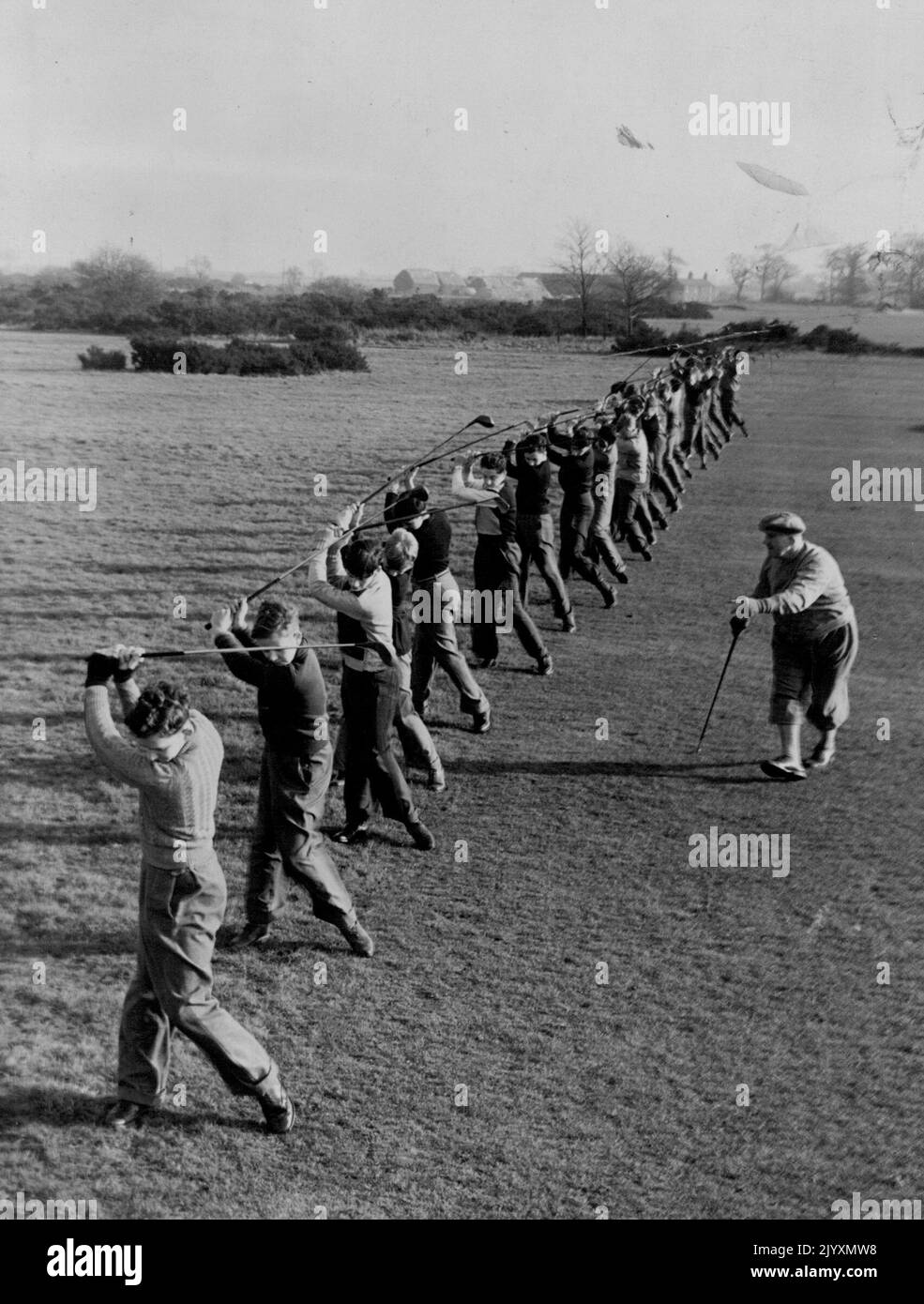 Golfschule. Die Jungen von Palmer's School Grays (Essex) üben unter den fachkundigen Augen des Orsett Club-Profis F.E. schwingende Schüsse Baisdon. Die Mitglieder des Orsett-Clubs haben Ausrüstung für die Jungen bereitgestellt. 20. Januar 1954. Stockfoto