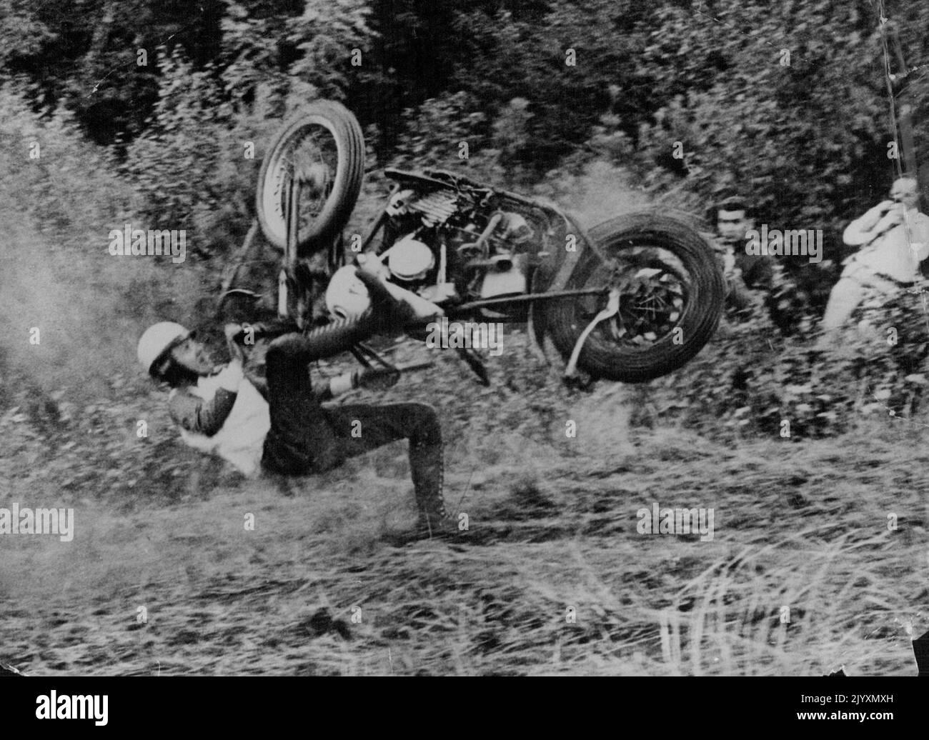 Rough, Diese Reiten Aufzucht und Eintauchen wie ein bucking Broncho ist diese Maschine, im Begriff, auf Fahrt zu stürzen. Dorance Johnson bei den National Hill Climbing Championships, die auf einer gefährlichen Piste ausgetragen wurden, die im Winter als Skikurs vor den Toren von Laconia, New Hampshire, USA, genutzt wurde, wurde Johnson nicht verletzt. In diesem mechnischen riskierten ihre Hälse praktisch oder den Spaß davon. Der Hauptpreis betrug nur 200 US-Dollar (etwa 70 US-Dollar). 27. Oktober 1952. (Foto von Reuterphoto). Stockfoto