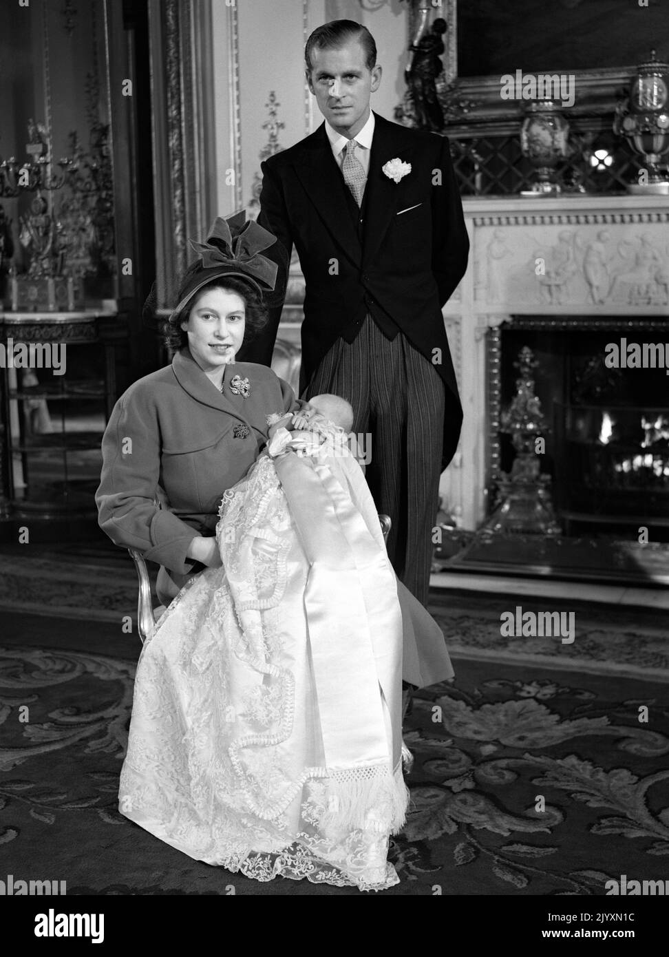 Datei-Foto vom 01/12/48 des Duke of Edinburgh mit Königin Elizabeth II hält Prinz Charles in seinem Taufkleid. Ausgabedatum: Donnerstag, 8. September 2022. Stockfoto