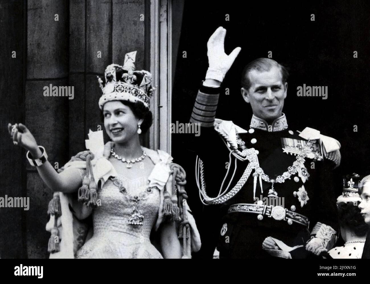 Datei-Foto vom 02/06/53 des Herzogs von Edinburgh mit Königin Elizabeth II., die nach ihrer Krönung vom Balkon zu den schauenden Massen um die Tore des Buckingham Palace winkte. Ausgabedatum: Donnerstag, 8. September 2022. Stockfoto
