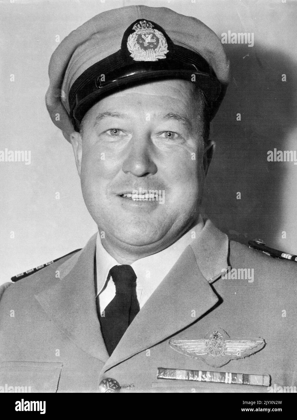 Flugveteran Captain Harry Moore, der Hauptpilot von BCPA, der heute den Flughafen Kingsford Smith mit seinem Flug 104. über den Pazifik verließ und rechtzeitig landen wird, um an einem Gedenkgottesdienst am Flughafen Oakland, Kalifornien, für Sir Charles Kingsford Smith, den Pionier des Pazifiks, teilzunehmen. 30.Mai 1953. Stockfoto