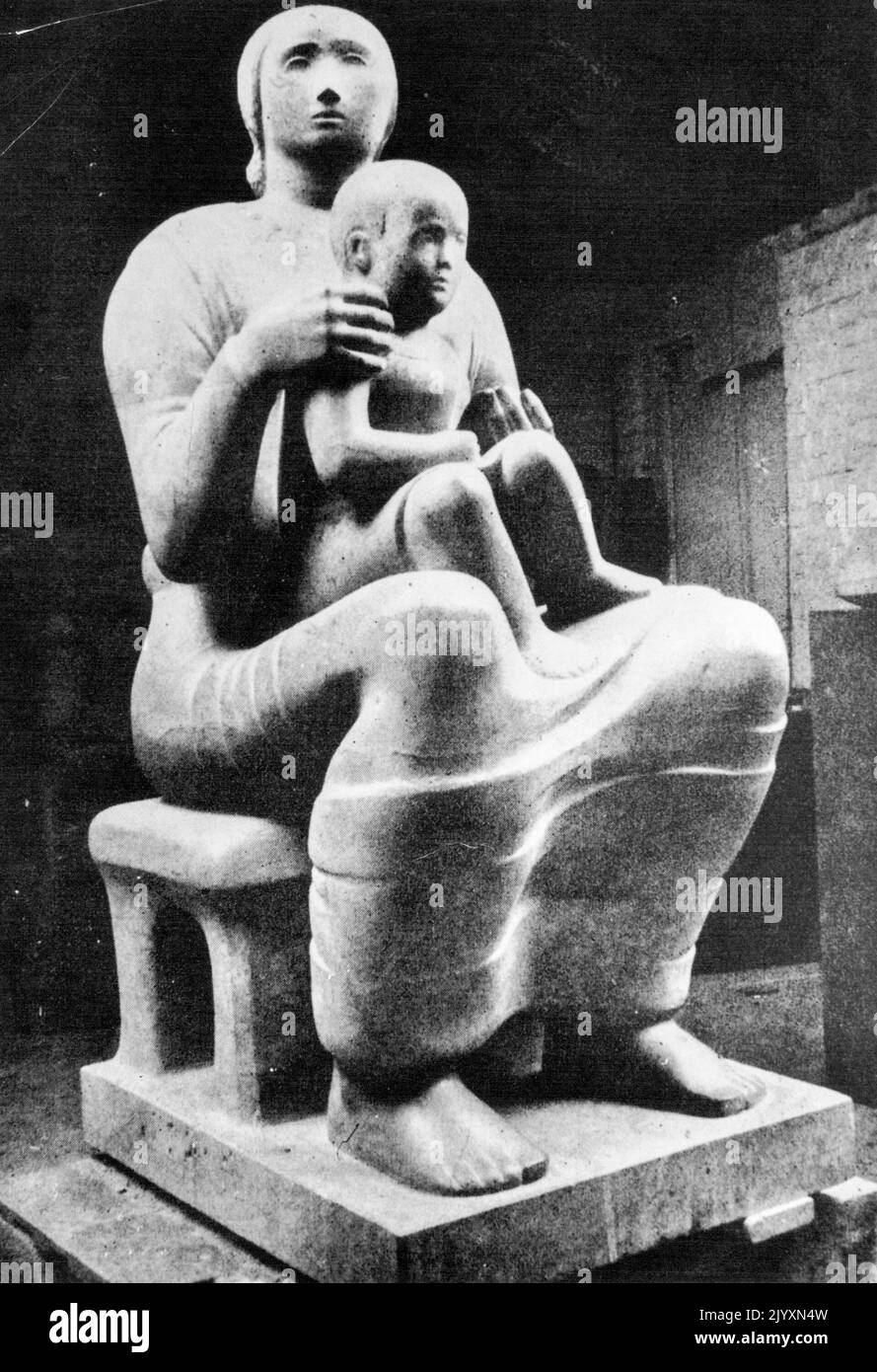 „Madonna Mit Kind.“ - In Stein gemeißelt, wurde diese Skulptur für die Church of St. Matthew, Northampton, in England in Auftrag gegeben. Es hat einen strengen Adel, ruhige würde und Sanftmut. 25. Oktober 1947. Stockfoto