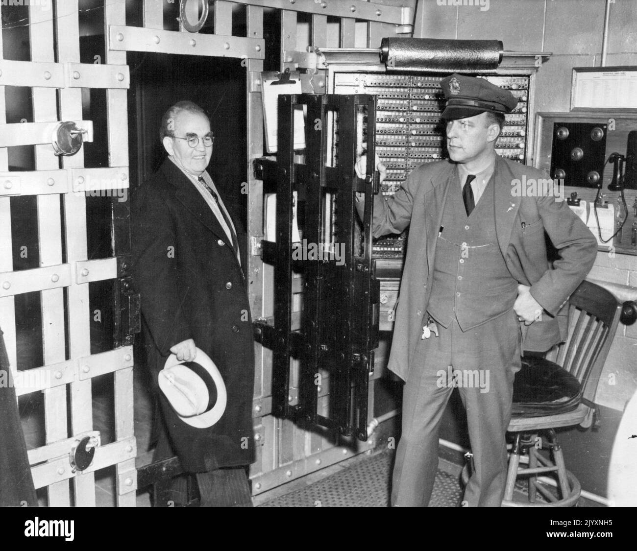 Tom Mooney verlässt das Gefängnis - die Türen des Gefängnisses in San Quentin öffnen sich weit für Tom Mooney, der dort wegen des Bombenanschlags auf die Parade zum Vorbereitungstag in San Francisco im Jahr 1916 zu lebenslanger Haft verurteilt wurde. Gestern, am 7. Januar, erhielt Mooney eine Begnadigung, indem er ihn vom neuen Gouverneur von Kalifornien, Culbert L. Olson, von der Krippe freigesprochen hatte. 08. Januar 1939. (Foto von Wide World Photo). Stockfoto