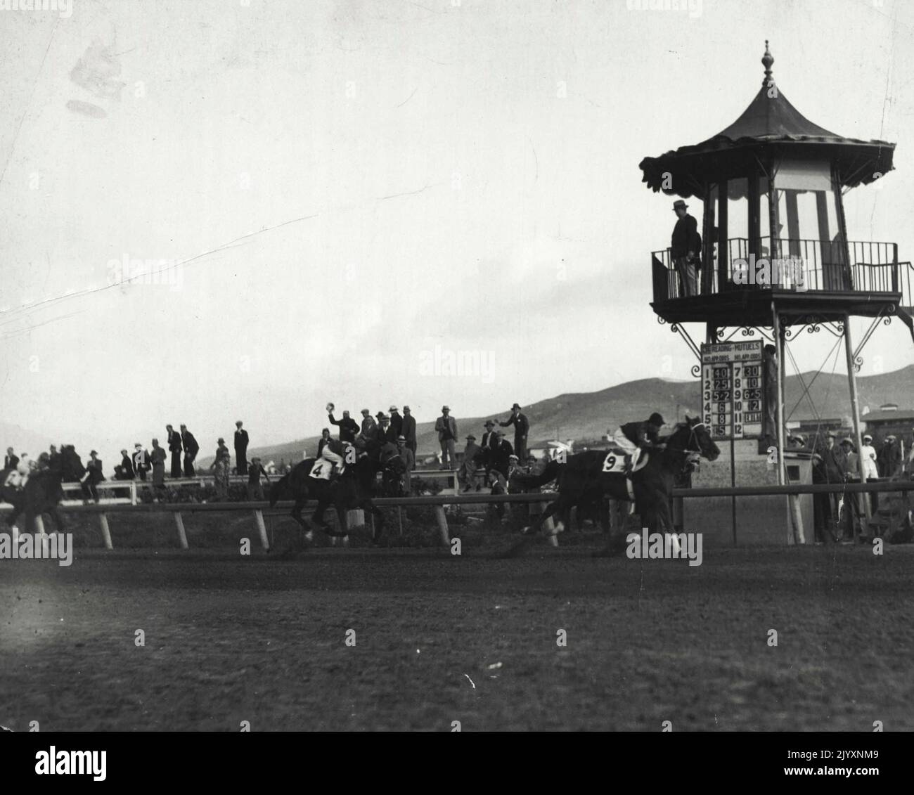 Das Geld nehmen - hier sehen Sie Phar Lap, das Wunderpferd von der Unterseite des Globus, der bis zur Ziellinie streifend ist, Gewinner des Agua Caliente (Mex) Handicap und dessen Preis $50.000. Der australische Rennfahrer, ein schwerer Favorit, stellte vor 15.000 Zuschauern einen neuen Streckenrekord von 2 Minuten, 24/5 Sekunden für die Meile und ein Viertel, auf. Coming is Second ist Revitille Boy und Third, Scimitar. Der Sieger, ein großartiger Roter Wallach im Besitz von David P. Davis und H. Telford, wurde von Jockey Bill Elliott geritten. 03.Mai 1932. Stockfoto
