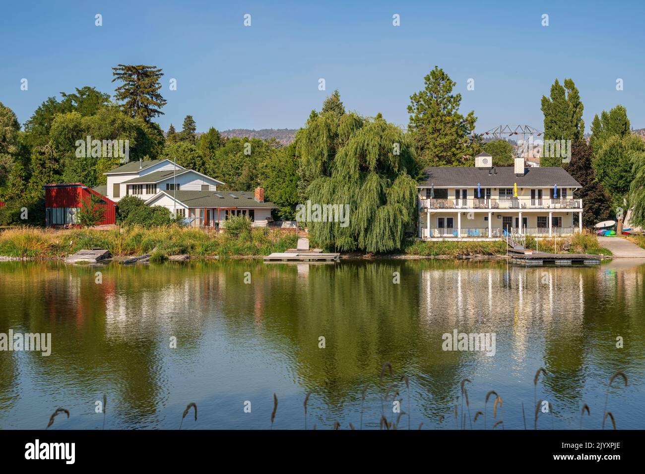 Pelican Marina Nachbarschaft Häuser und See in Klamath Falls Oregon. Stockfoto