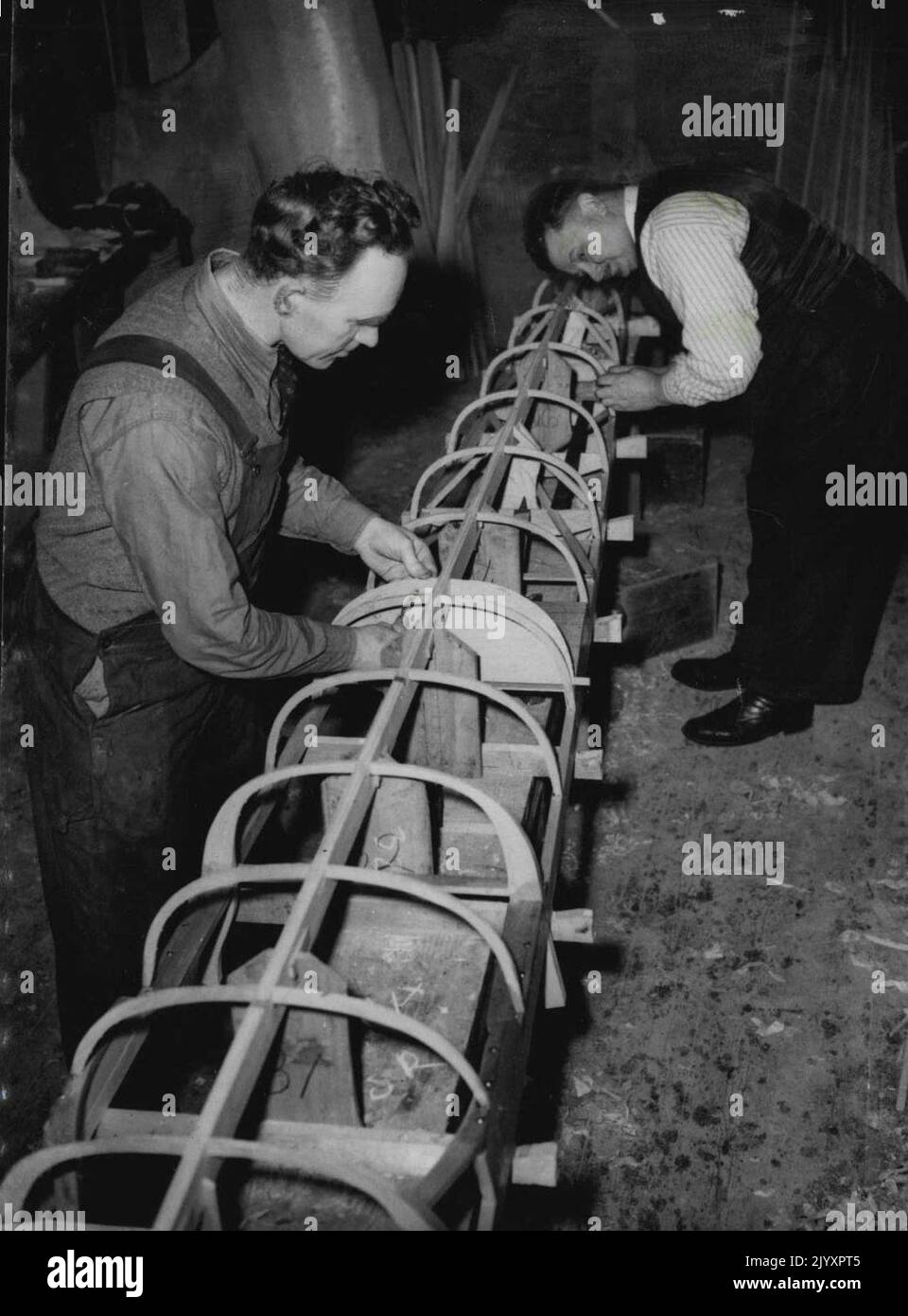 In London wird ein neues Boot für die Besatzung der Cambridge University gebaut. Es soll beim berühmten jährlichen Achtruder-Rennen gegen Oxford eingesetzt werden. 16. März 1950. (Foto: Sport & General Press Agency, Limited). Stockfoto