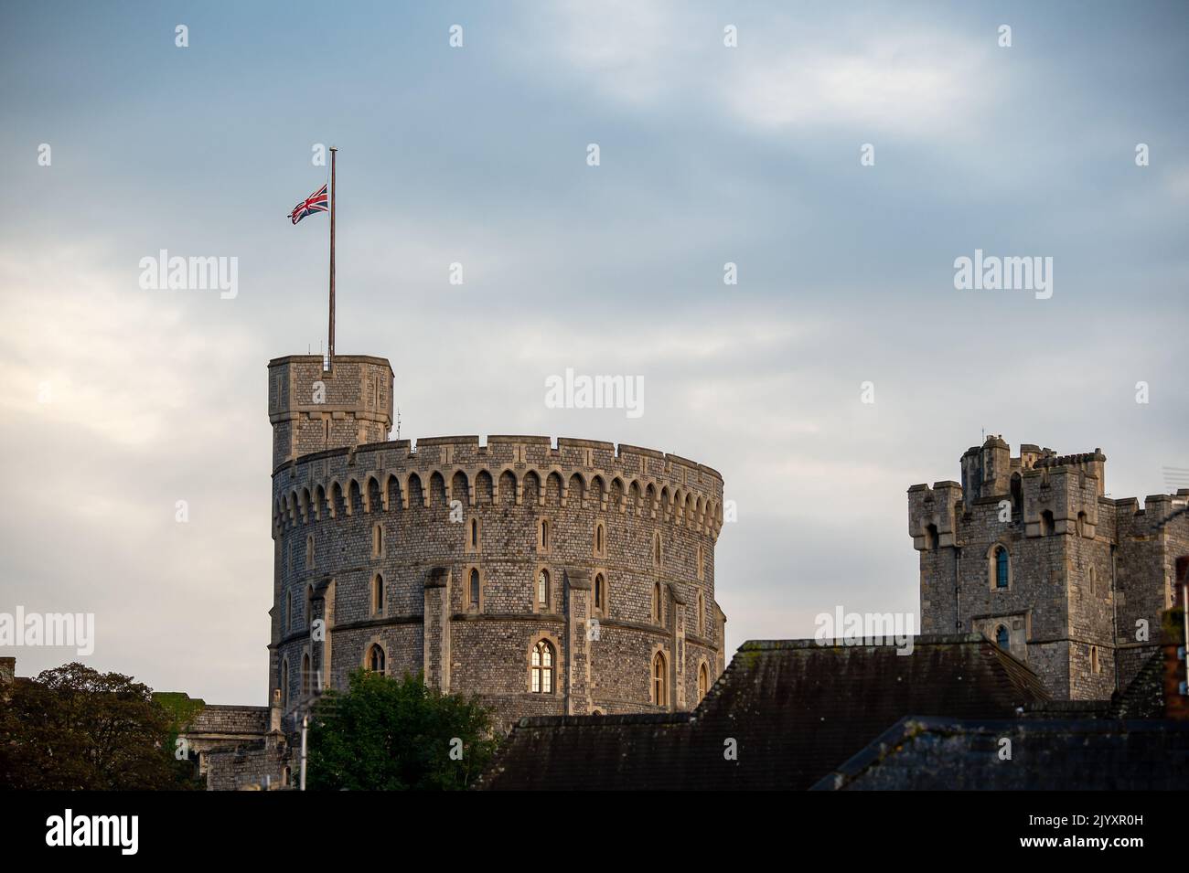 Windsor, Großbritannien. 8.. September 2022. Der Union Jack auf Windsor Castle flog heute Abend auf halber Mast, nachdem die traurige Nachricht, dass Königin Elizabeth II. Gestorben ist, sehr traurig war. Quelle: Maureen McLean/Alamy Live News Stockfoto