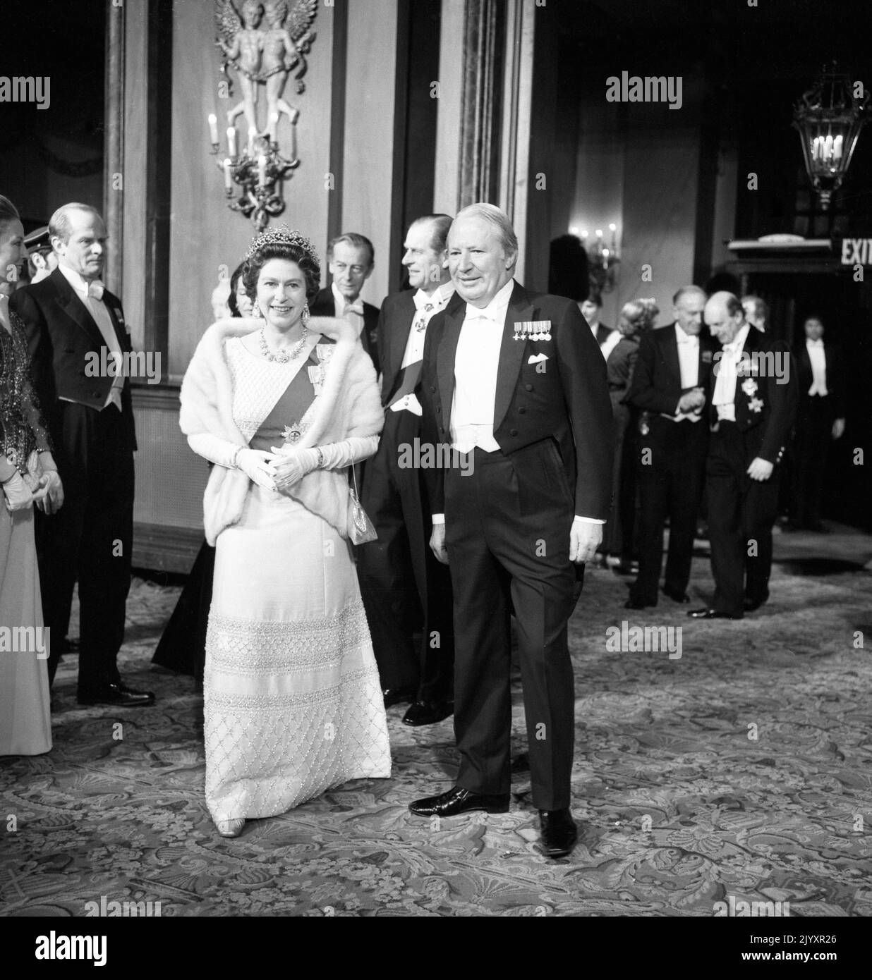 File photo dated 3/1/1973 of Queen Elizabeth II, Prime Minister Edward Heath and the Duke of Edinburgh (Mitte, Hintergrund) in the Foyer of the Royal Opera House, Covent Garden, London, wo sie an einer Gala zur Eröffnung von 'Fanfare for Europe' teilnahmen, dem offiziellen Festival zur Feier des britischen Markteintritts. Die Königin sah während ihrer Regierungszeit 13 Premierminister kommen und gehen - mit Boris Johnson als 14.. Ausgabedatum: Donnerstag, 8. September 2022. Stockfoto