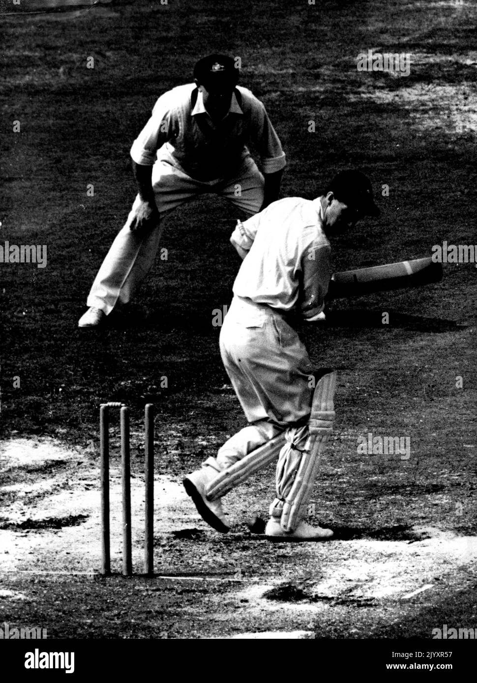 Englands Zusammenbruch – Yardley Clean wurde von Lindwall durchbockt, der England dazu brachte, seine ersten Aufnahmen des letzten Testmatches heute im Oval zu kollabieren. 14. August 1948. Stockfoto